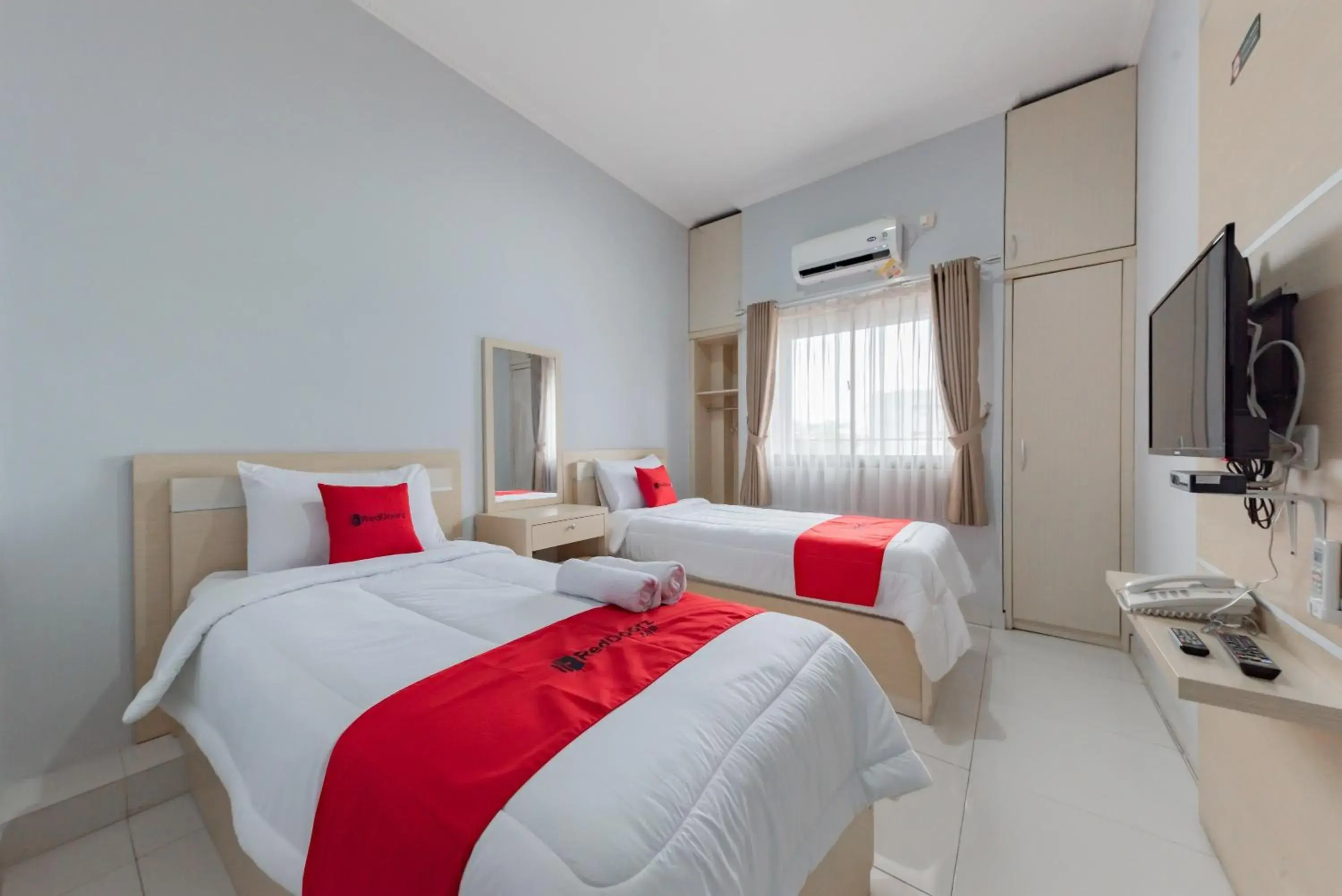 Bed in RedDoorz at Kandaga 80 near Stadium Arcamanik Bed in RedDoorz at Kandaga 80 near Stadium Arcamanik