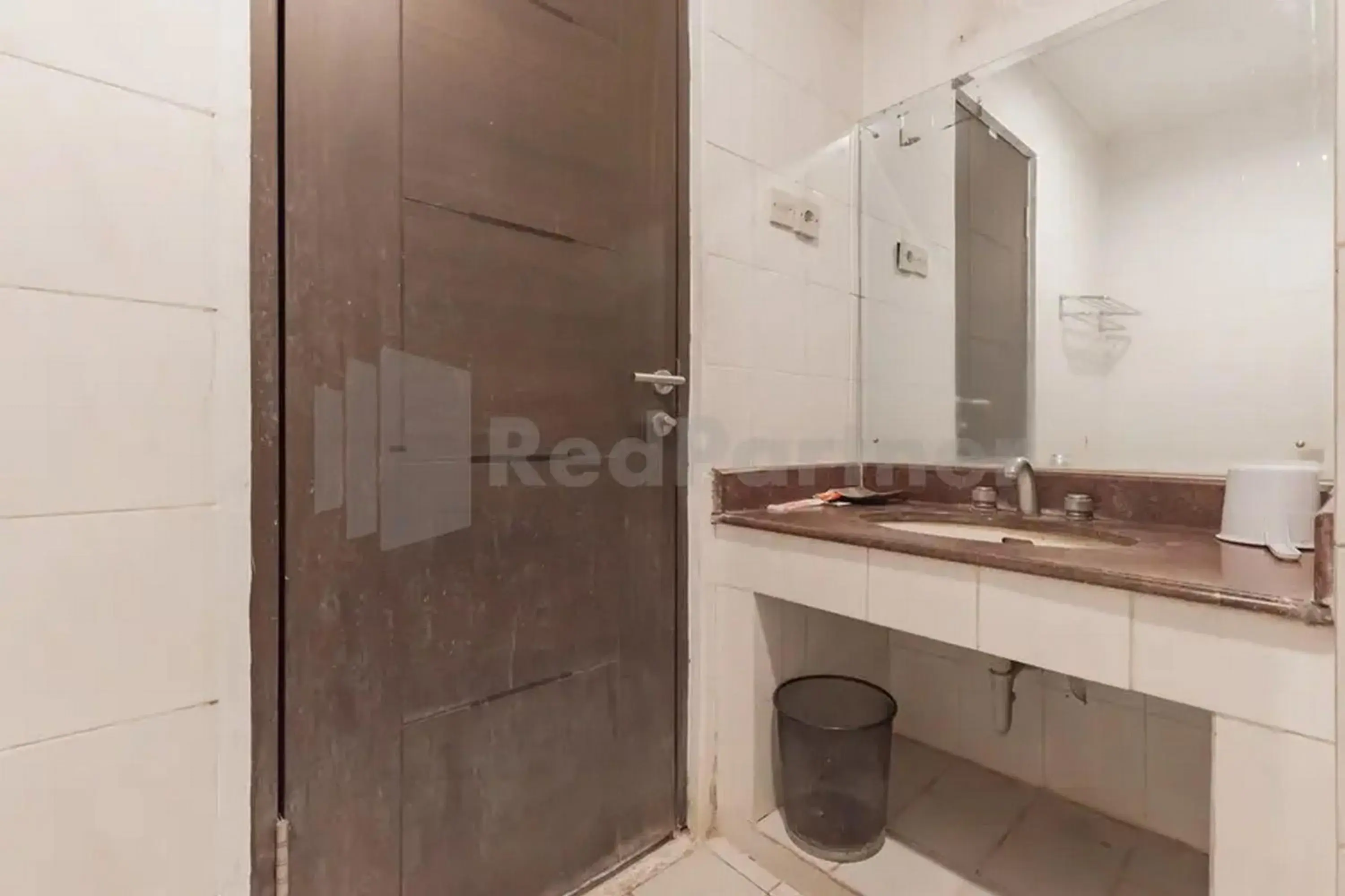 Bathroom in Hotel Ayong Linggarjati Kuningan Mitra RedDoorz Bathroom in Hotel Ayong Linggarjati Kuningan Mitra RedDoorz