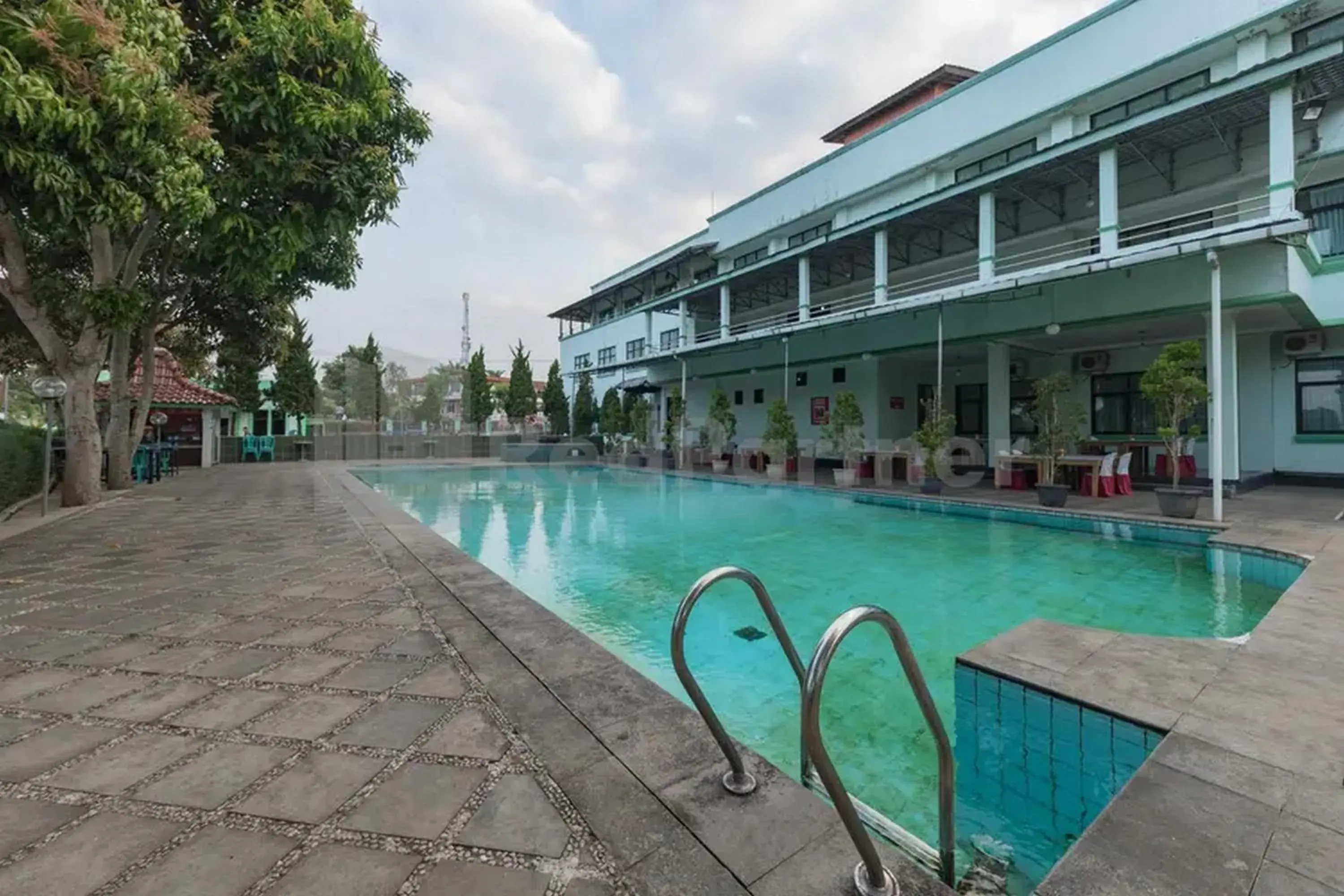 Swimming pool in Hotel Ayong Linggarjati Kuningan Mitra RedDoorz Swimming pool in Hotel Ayong Linggarjati Kuningan Mitra RedDoorz