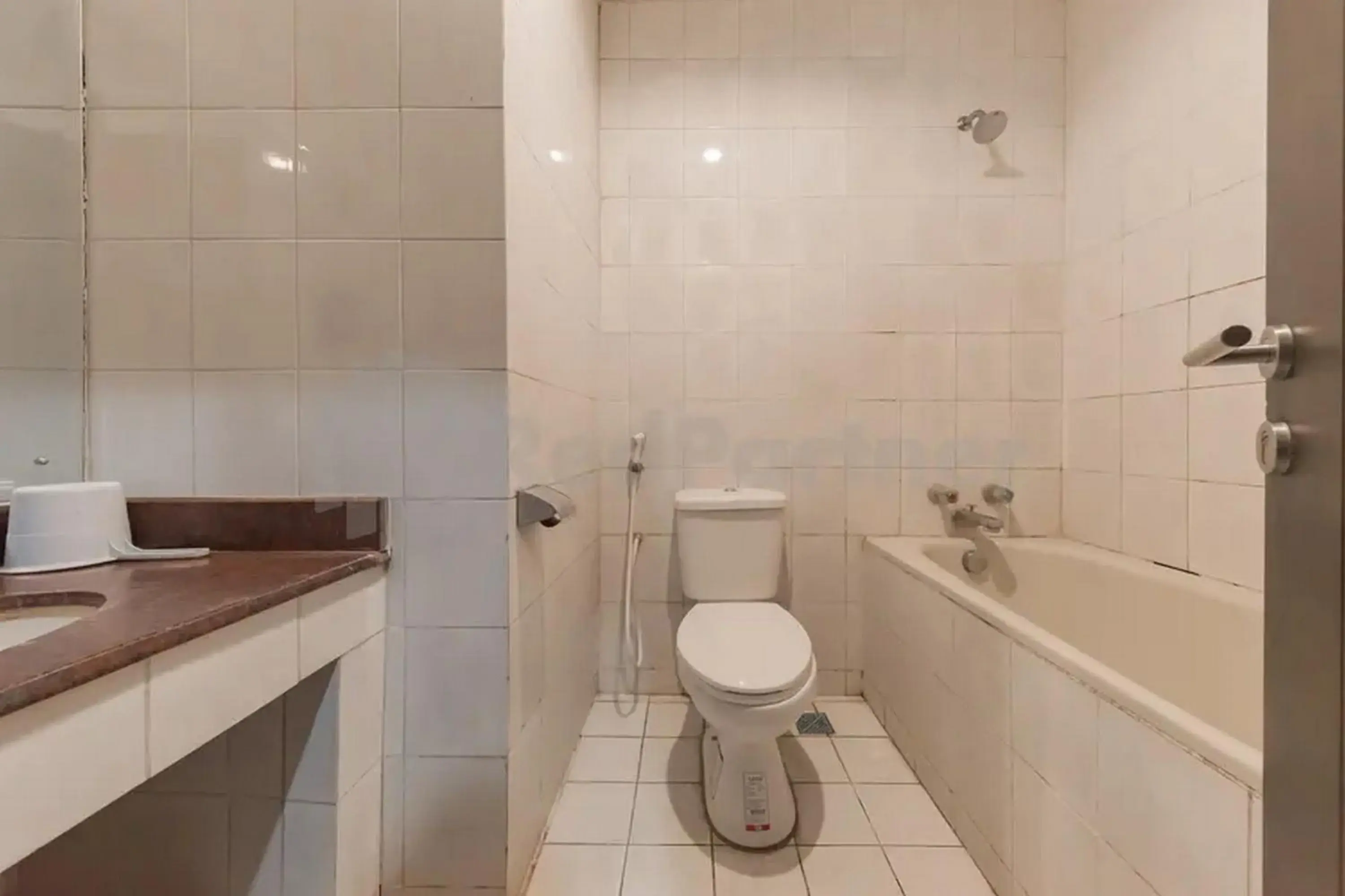 Bathroom in Hotel Ayong Linggarjati Kuningan Mitra RedDoorz Bathroom in Hotel Ayong Linggarjati Kuningan Mitra RedDoorz