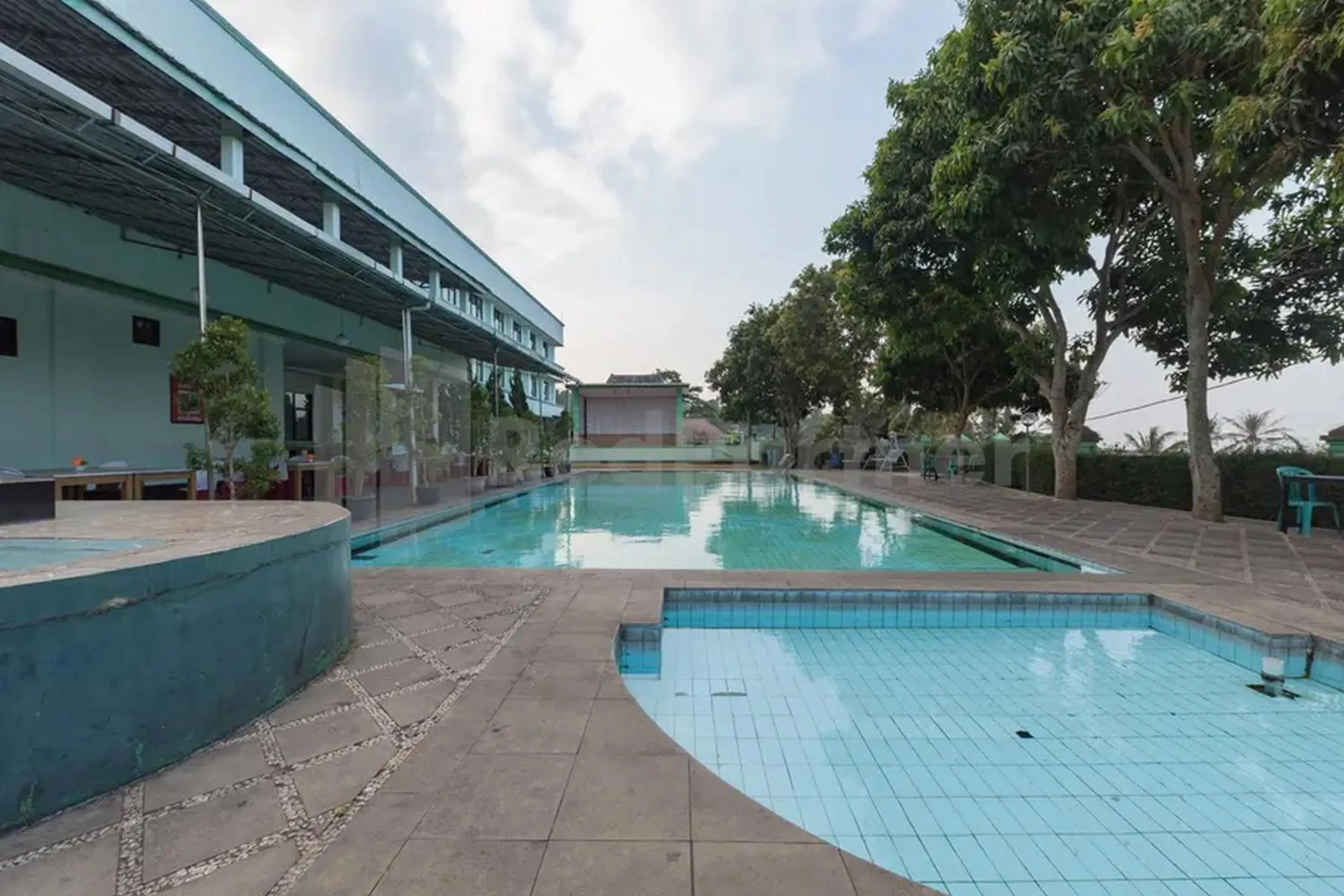 Swimming pool in Hotel Ayong Linggarjati Kuningan Mitra RedDoorz