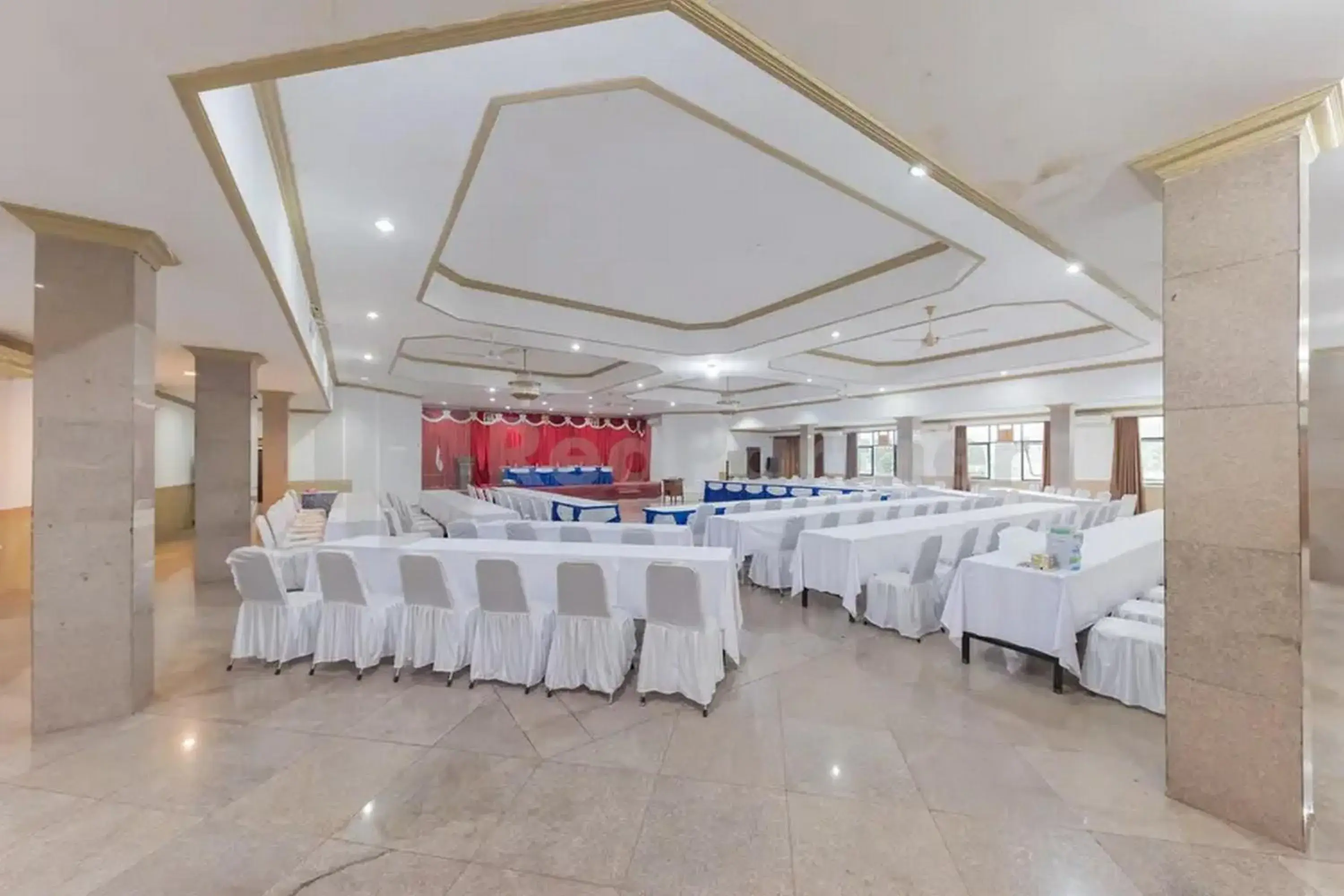 Restaurant/places to eat in Hotel Ayong Linggarjati Kuningan Mitra RedDoorz Restaurant/places to eat in Hotel Ayong Linggarjati Kuningan Mitra RedDoorz