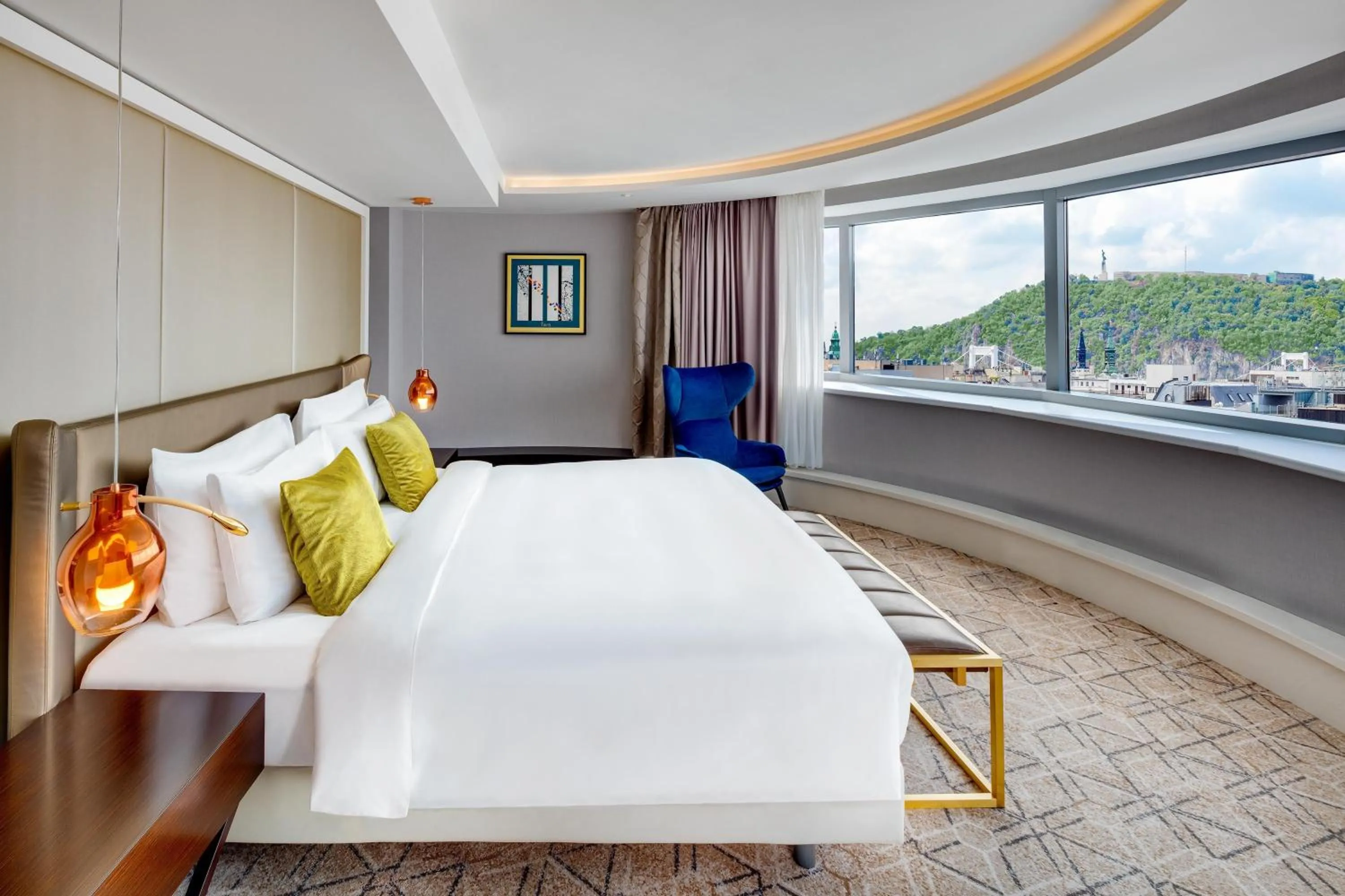 Photo of the whole room, Bed in Kempinski Hotel Corvinus Budapest