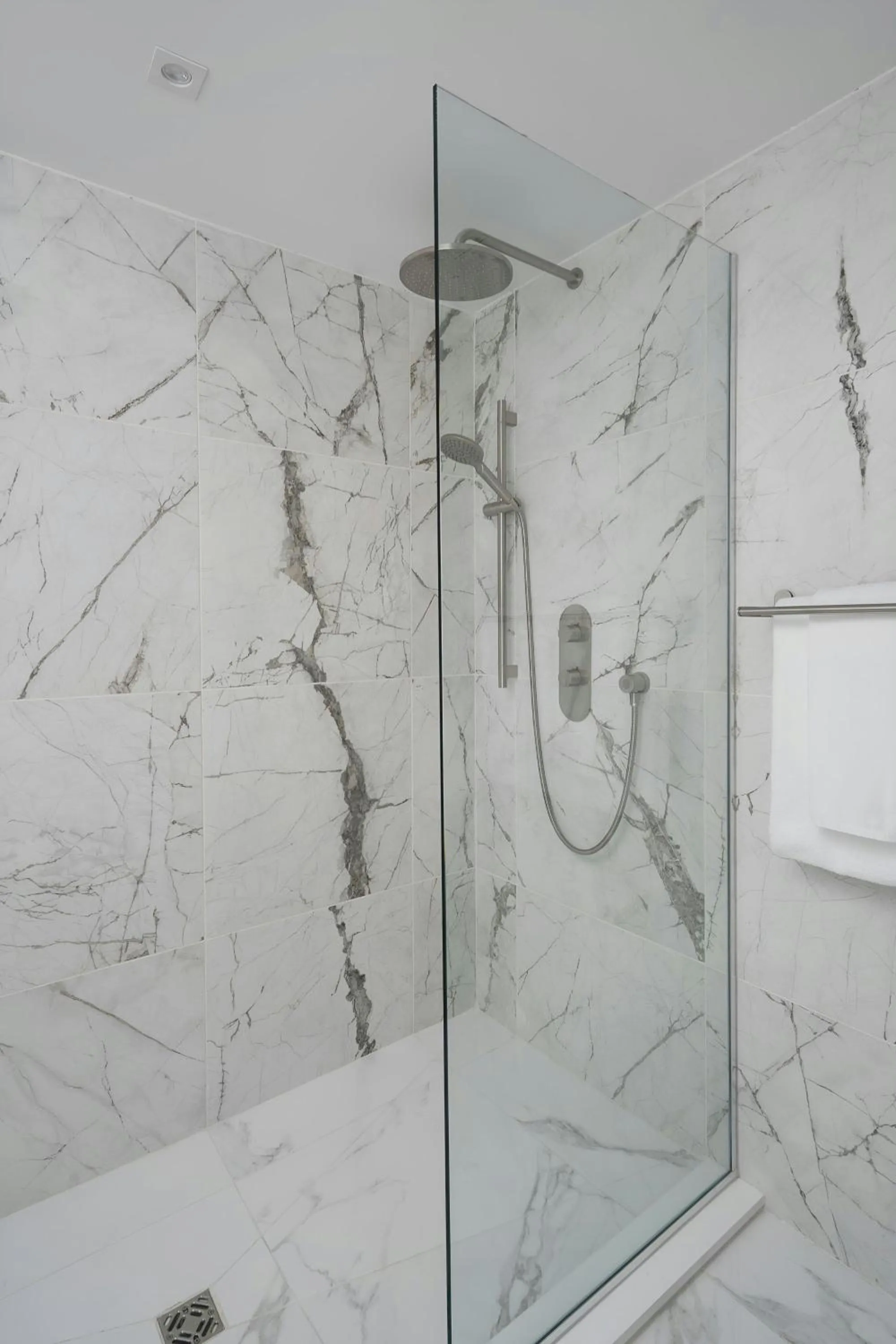 Bathroom in Sonder by Marriott Bonvoy La Galerie