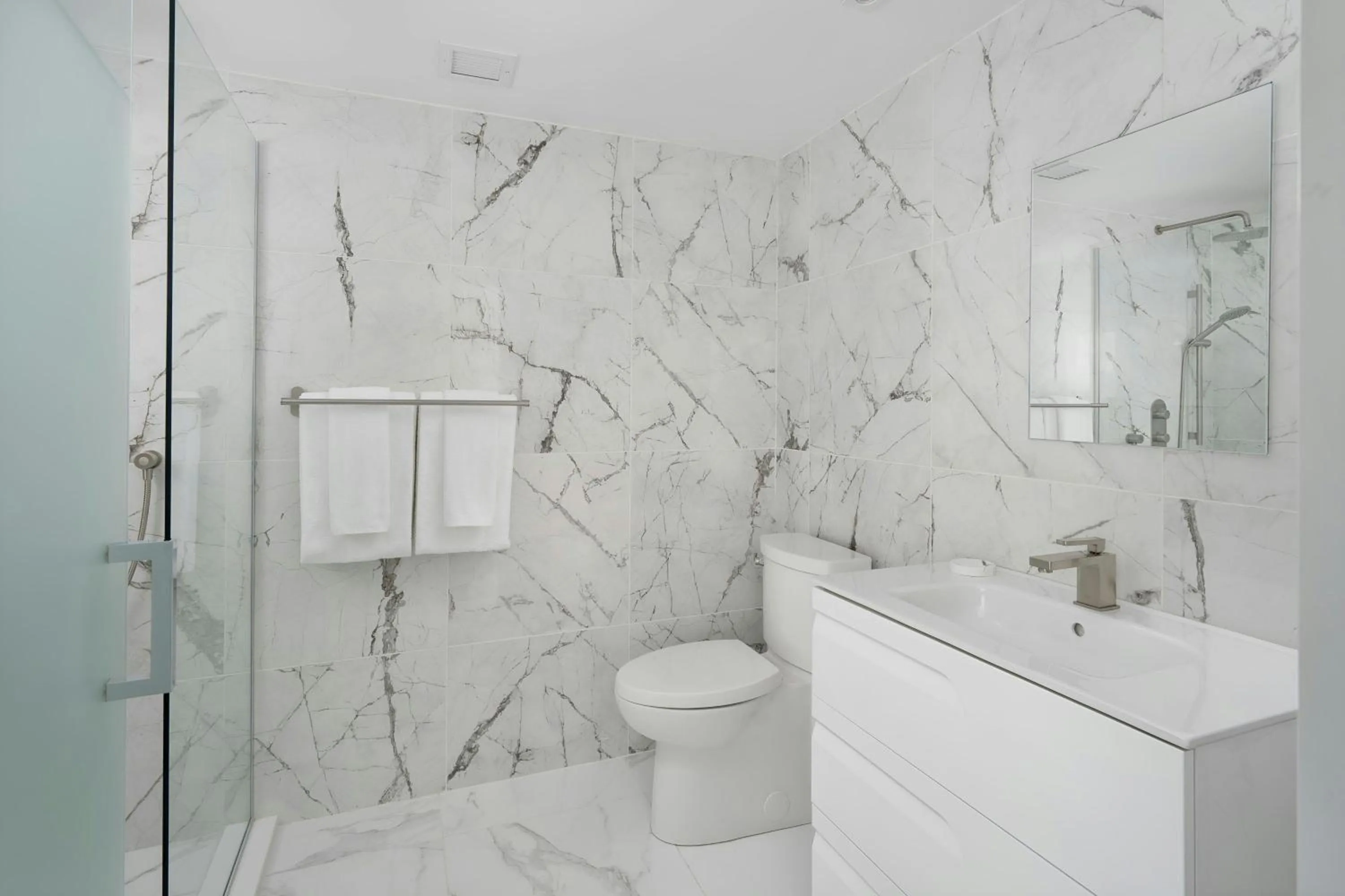Bathroom in Sonder by Marriott Bonvoy La Galerie