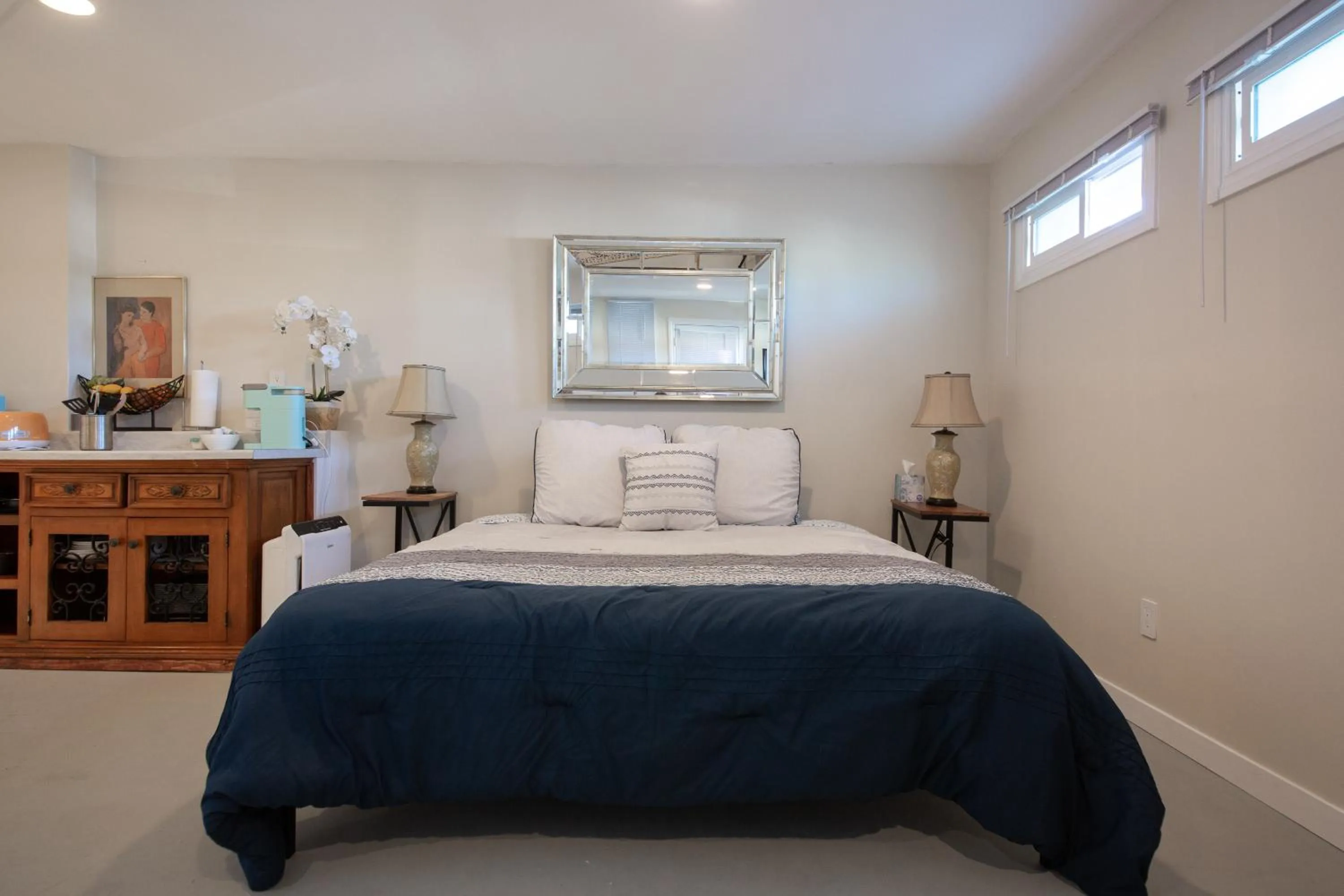 Bed in Overlooking Marina del Rey sailboats, is Green Ginger Playa Del Rey on the bluff,