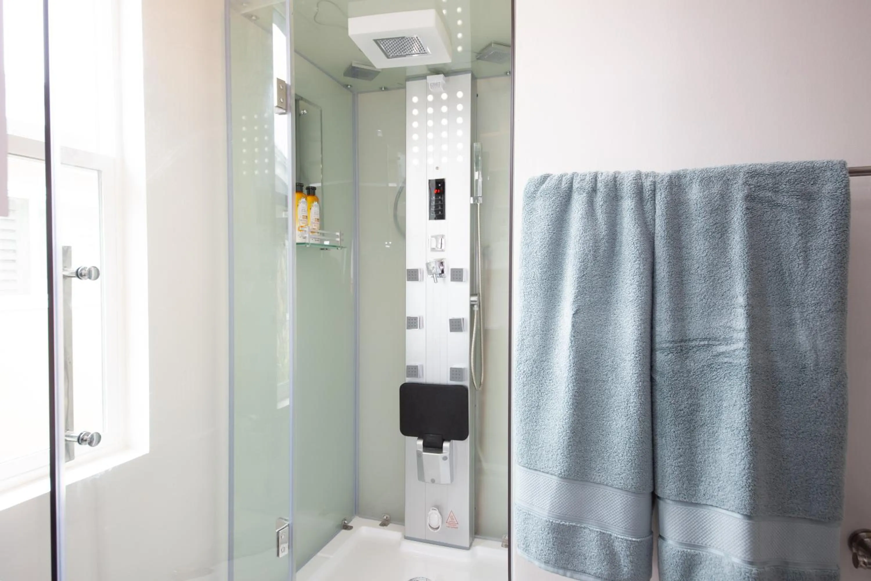 Bathroom in Overlooking Marina del Rey sailboats, is Green Ginger Playa Del Rey on the bluff,