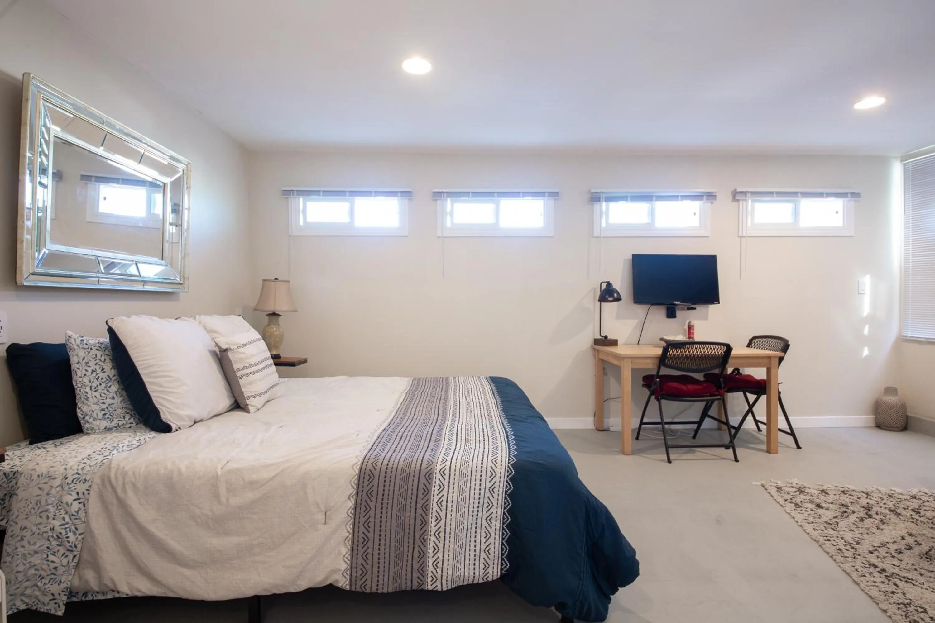 Bed in Overlooking Marina del Rey sailboats, is Green Ginger Playa Del Rey on the bluff,