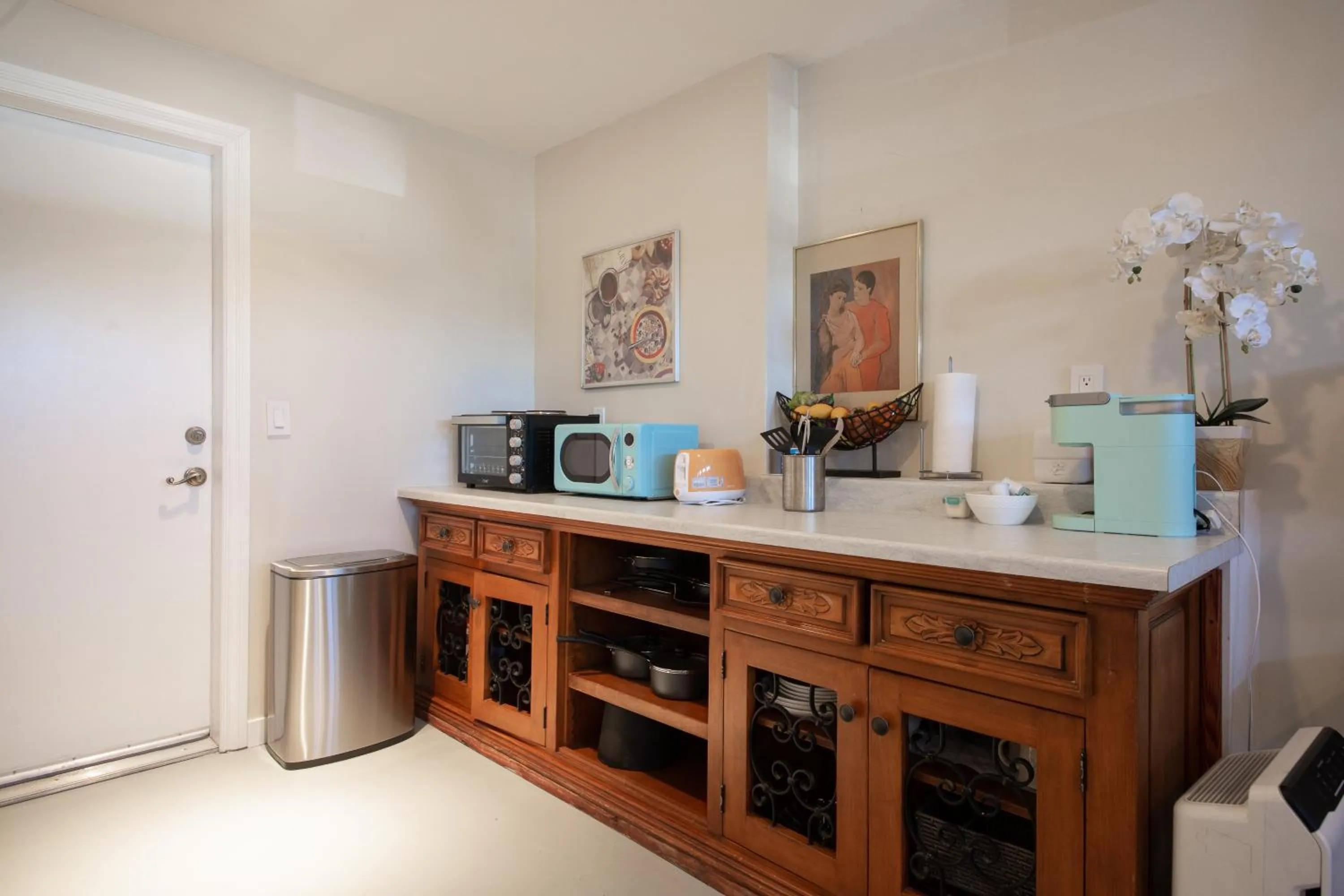 Kitchen or kitchenette in Overlooking Marina del Rey sailboats, is Green Ginger Playa Del Rey on the bluff,