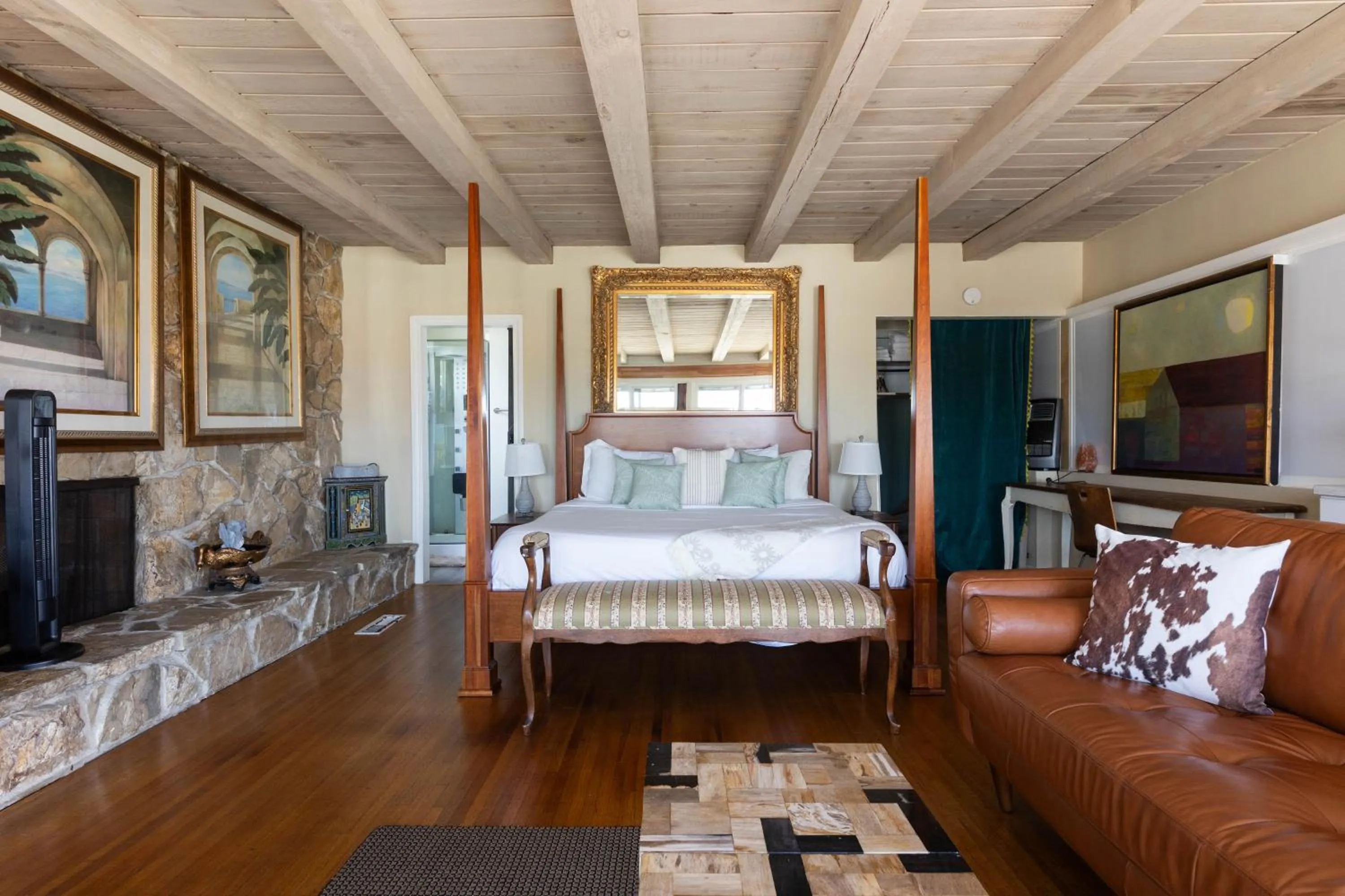 Bed in Overlooking Marina del Rey sailboats, is Green Ginger Playa Del Rey on the bluff,