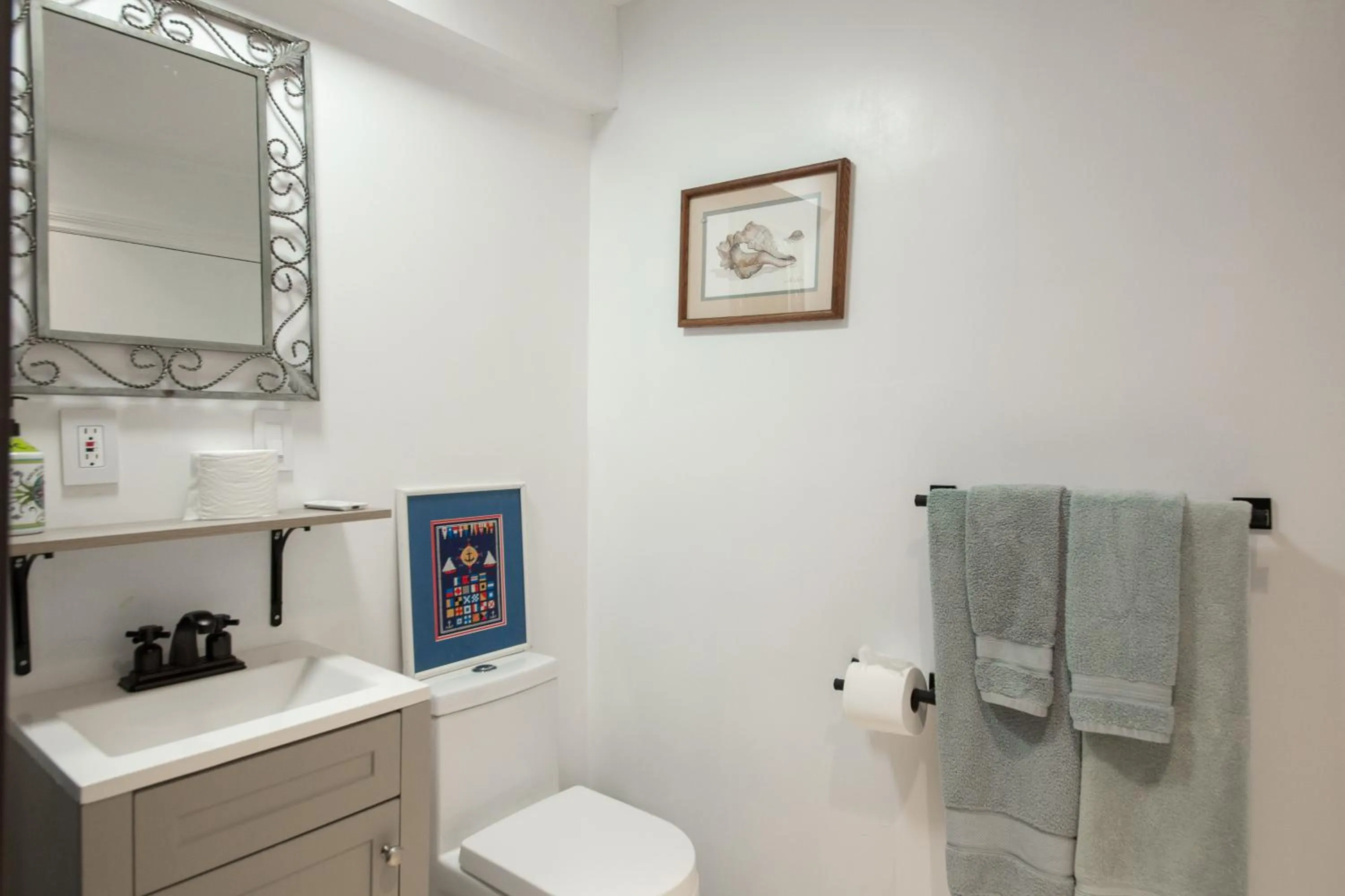 Bathroom in Overlooking Marina del Rey sailboats, is Green Ginger Playa Del Rey on the bluff,
