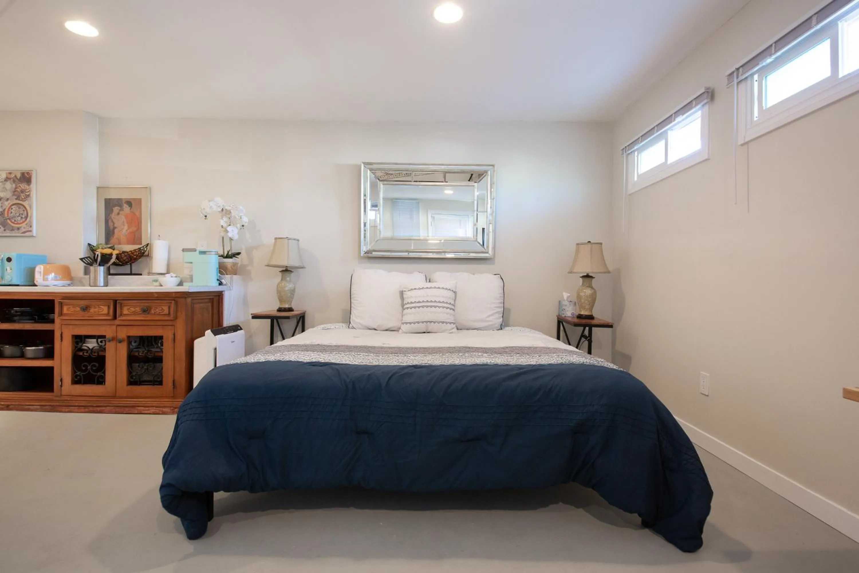 Bed in Overlooking Marina del Rey sailboats, is Green Ginger Playa Del Rey on the bluff,