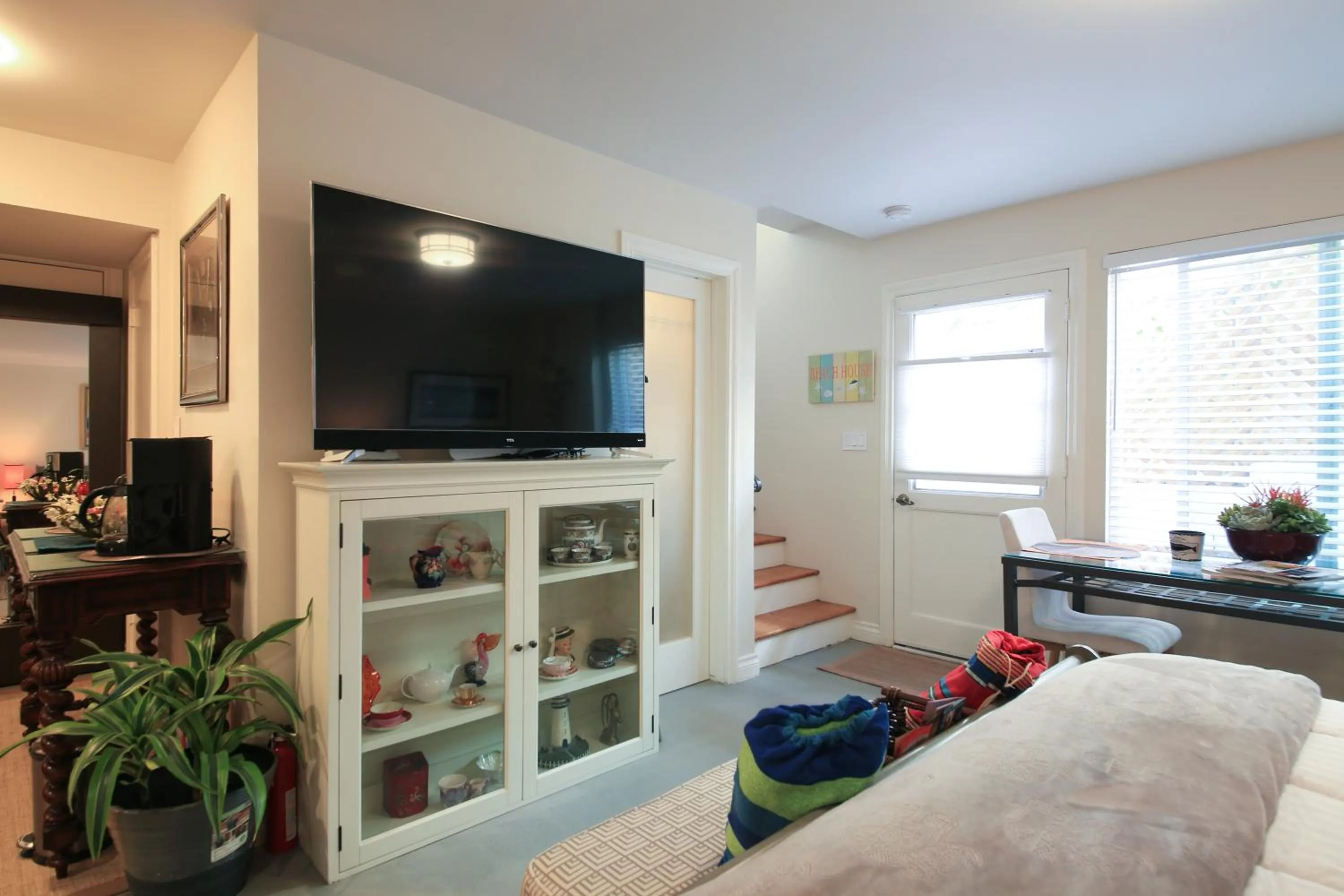 TV and multimedia in Overlooking Marina del Rey sailboats, is Green Ginger Playa Del Rey on the bluff,