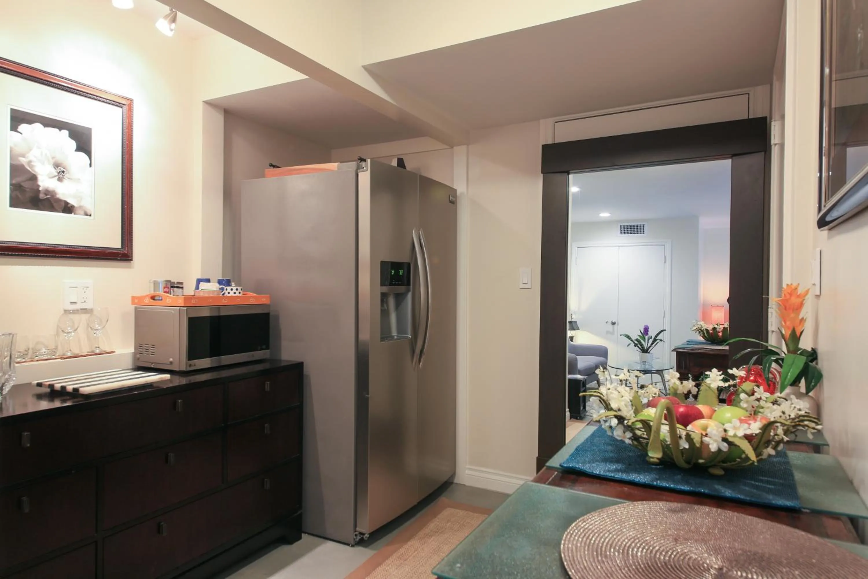 Coffee/tea facilities in Overlooking Marina del Rey sailboats, is Green Ginger Playa Del Rey on the bluff,