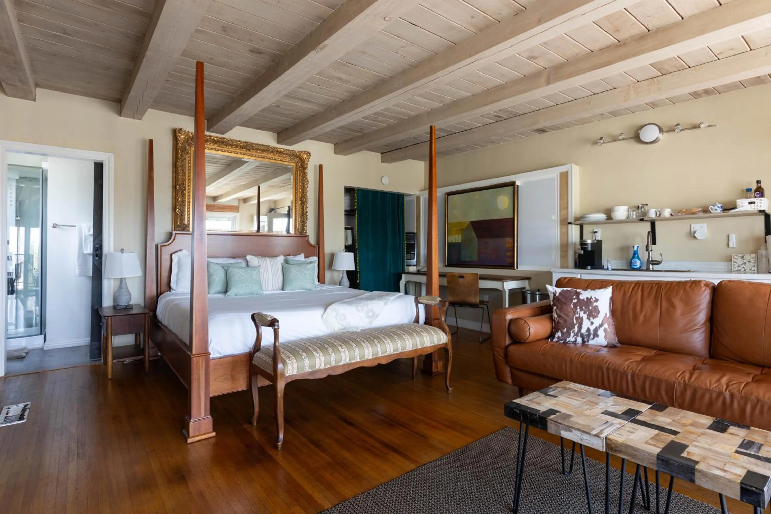 Bed in Overlooking Marina del Rey sailboats, is Green Ginger Playa Del Rey on the bluff,