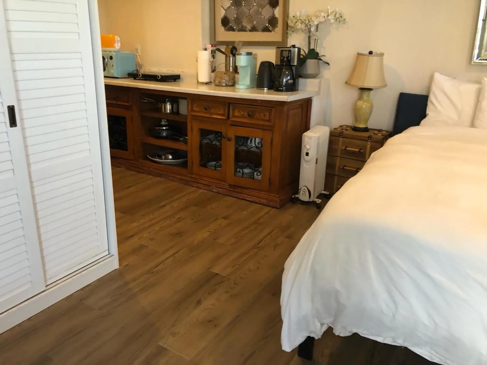 Coffee/tea facilities, Bed in Overlooking Marina del Rey sailboats, is Green Ginger Playa Del Rey on the bluff,