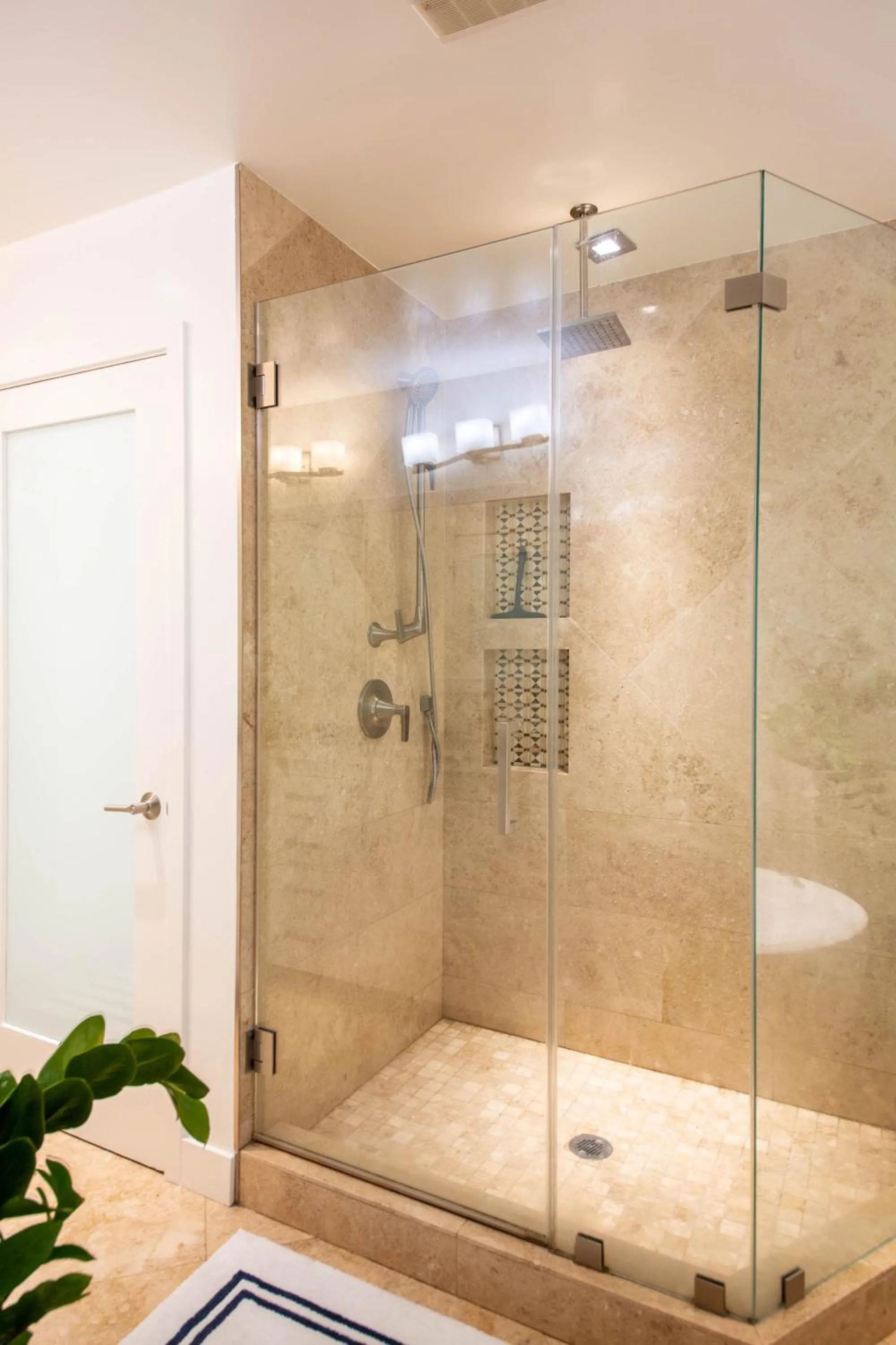 Shower in Overlooking Marina del Rey sailboats, is Green Ginger Playa Del Rey on the bluff,