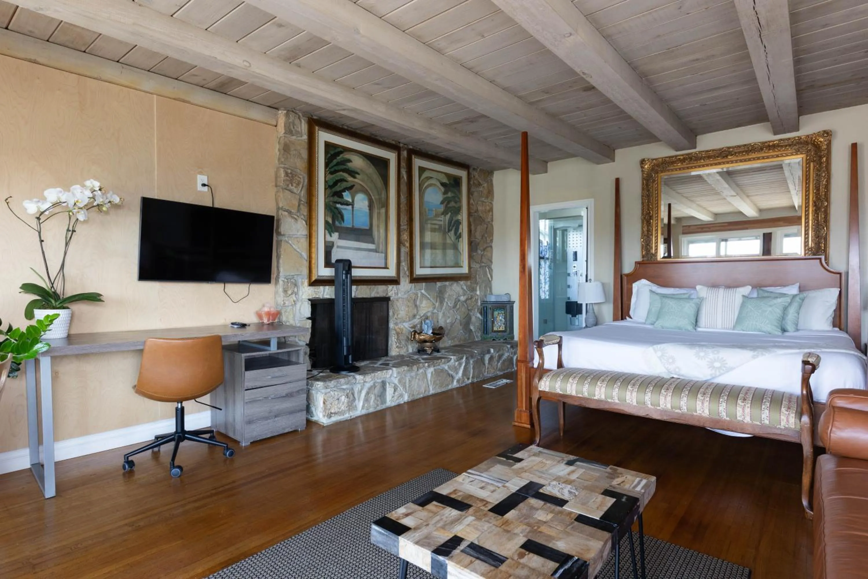 TV and multimedia, Bed in Overlooking Marina del Rey sailboats, is Green Ginger Playa Del Rey on the bluff,