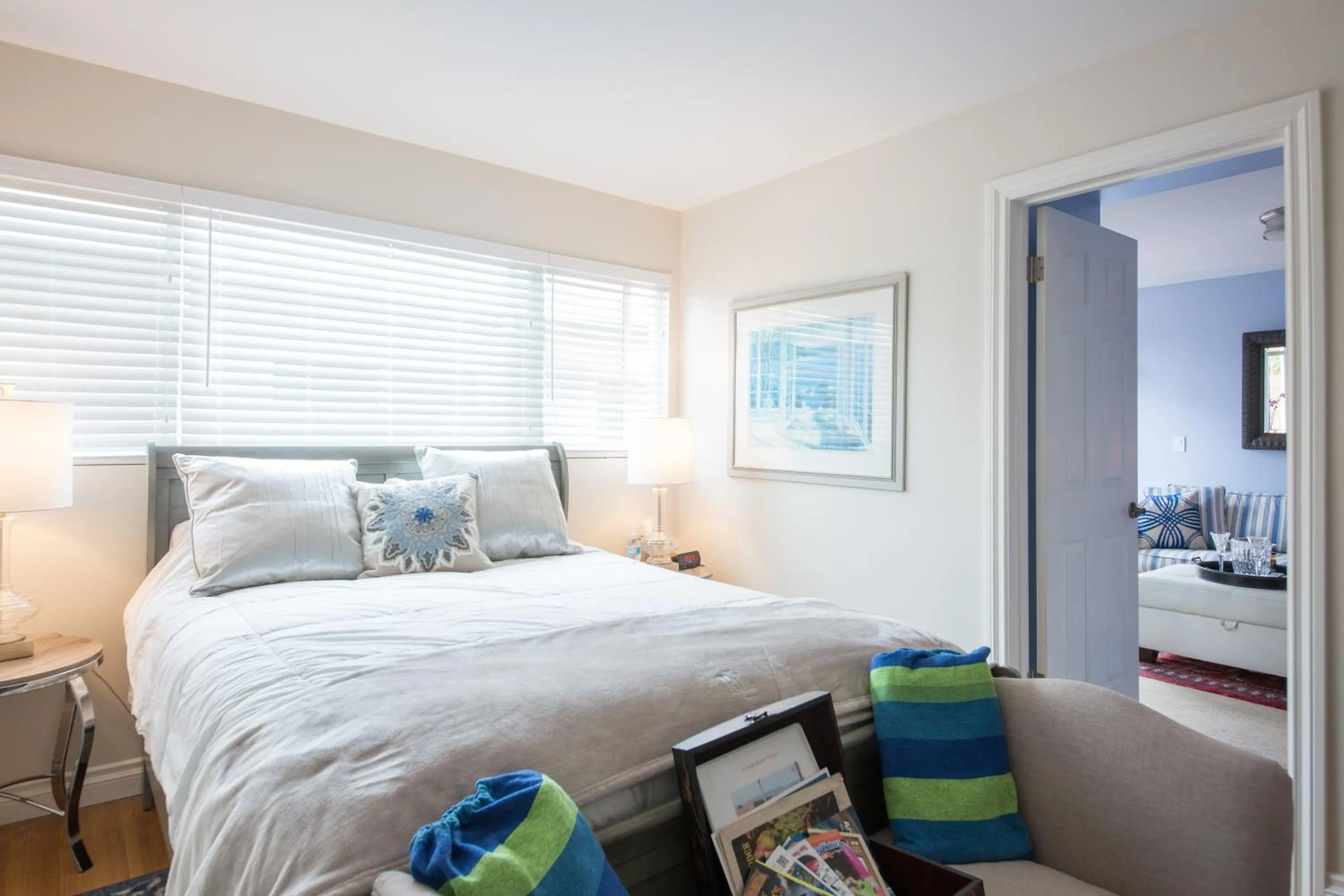 Bed in Overlooking Marina del Rey sailboats, is Green Ginger Playa Del Rey on the bluff,