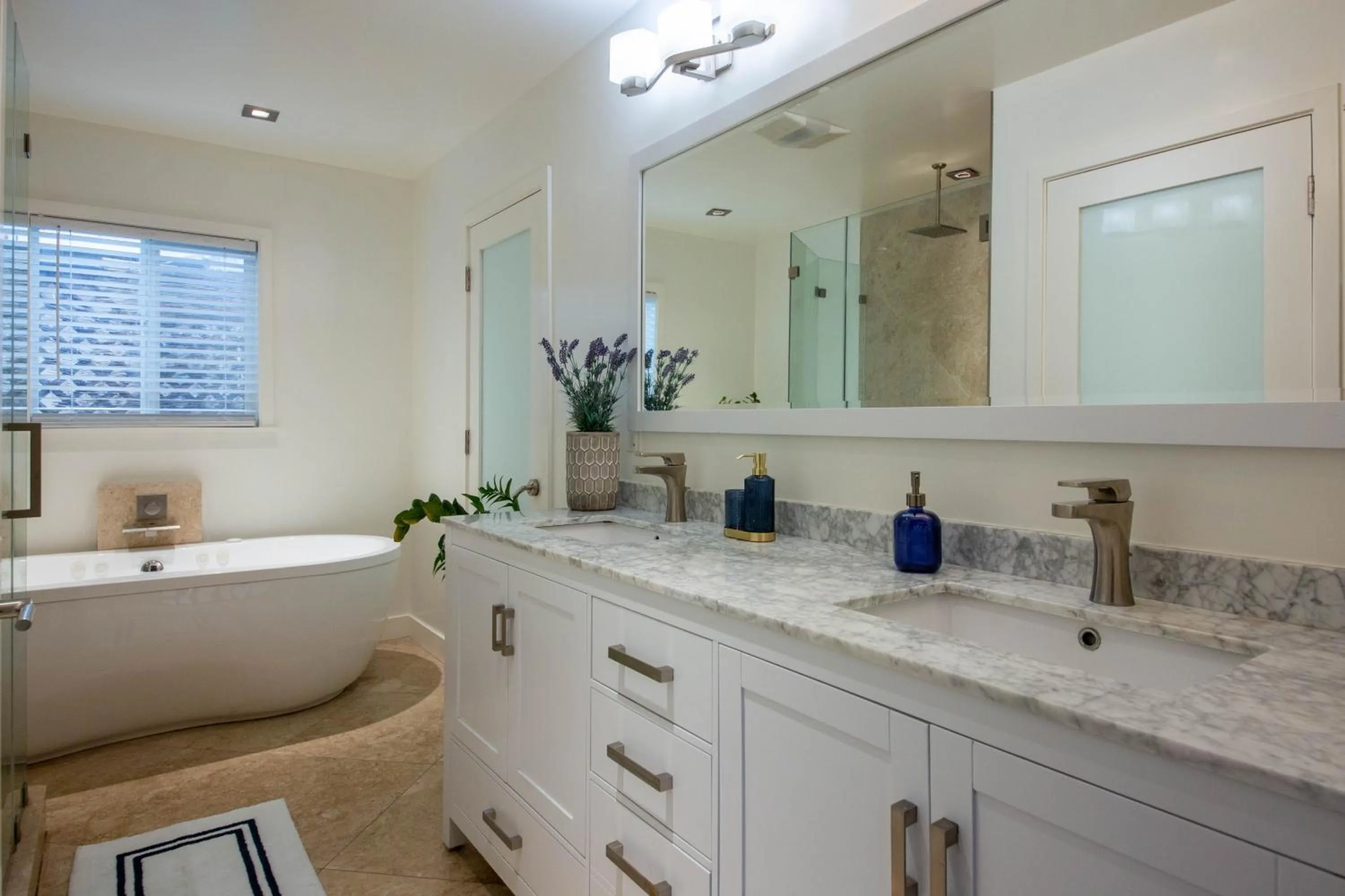 Bathroom in Overlooking Marina del Rey sailboats, is Green Ginger Playa Del Rey on the bluff,