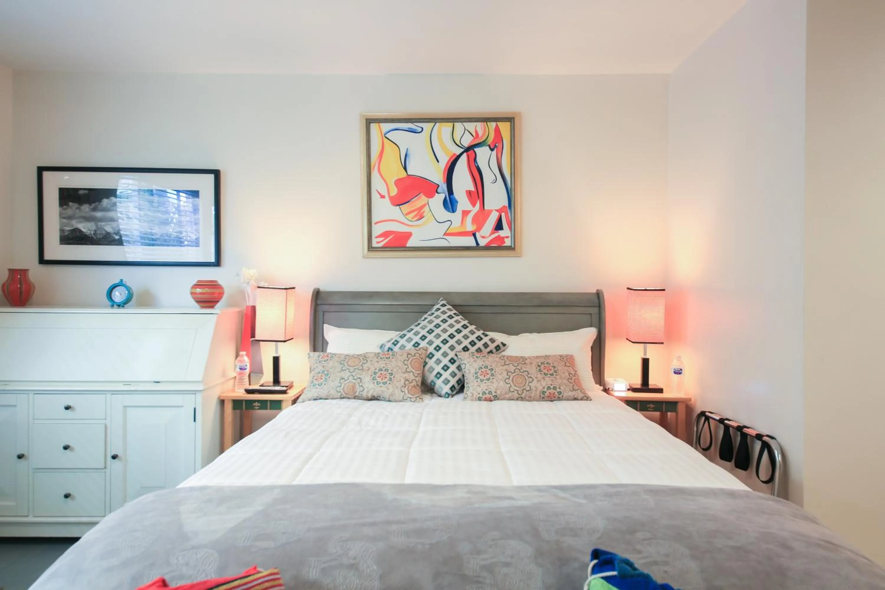 Bed in Overlooking Marina del Rey sailboats, is Green Ginger Playa Del Rey on the bluff,