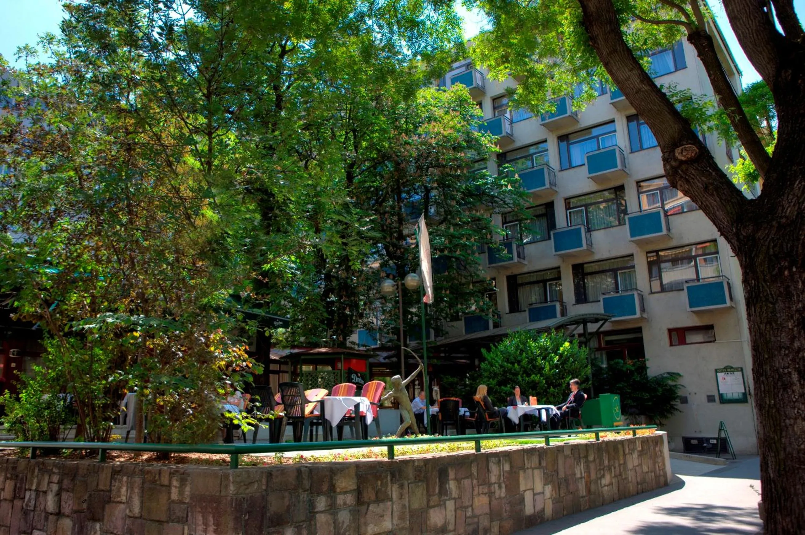 Facade/entrance in Benczur Hotel