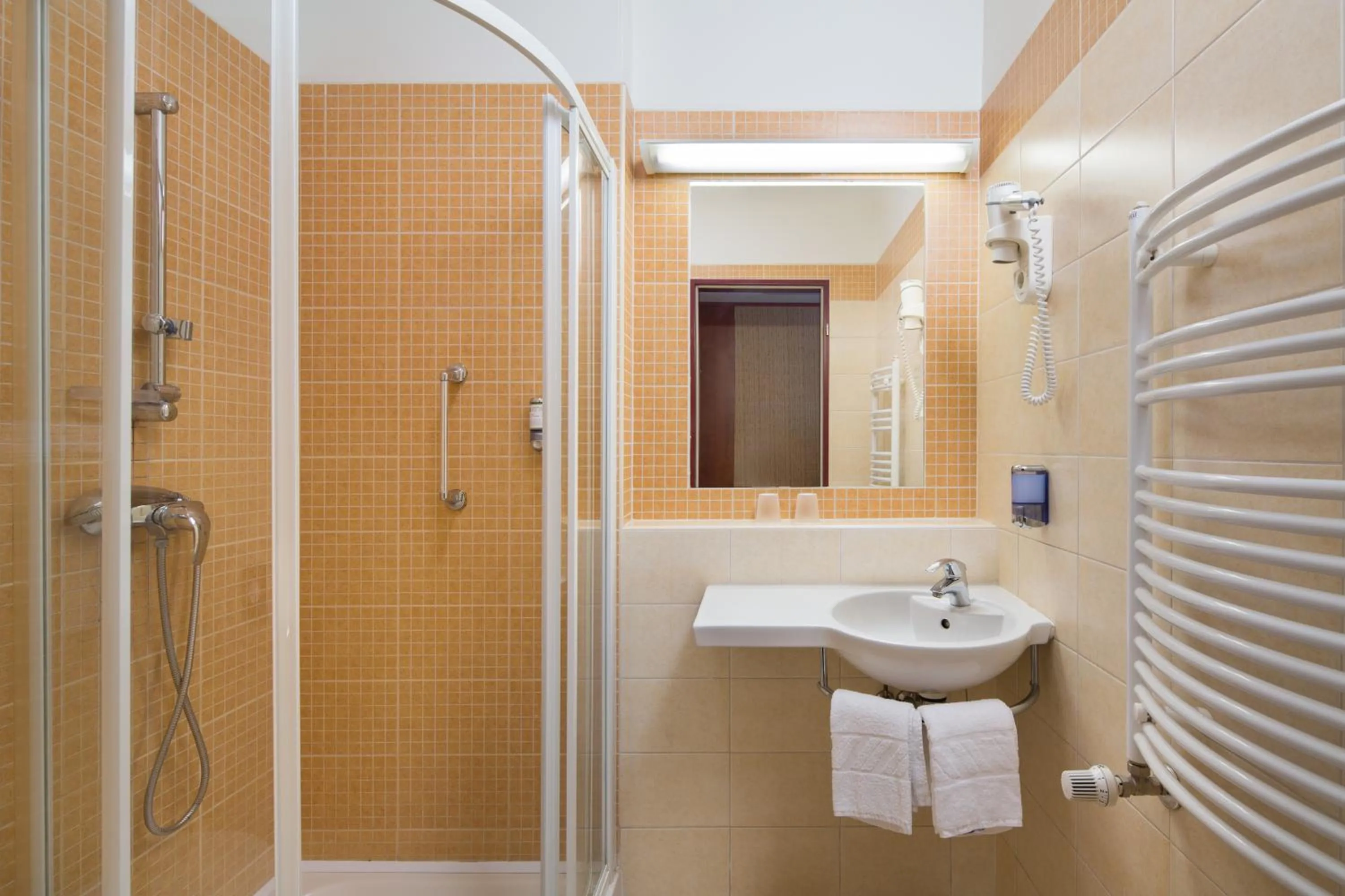 Bathroom in Benczur Hotel
