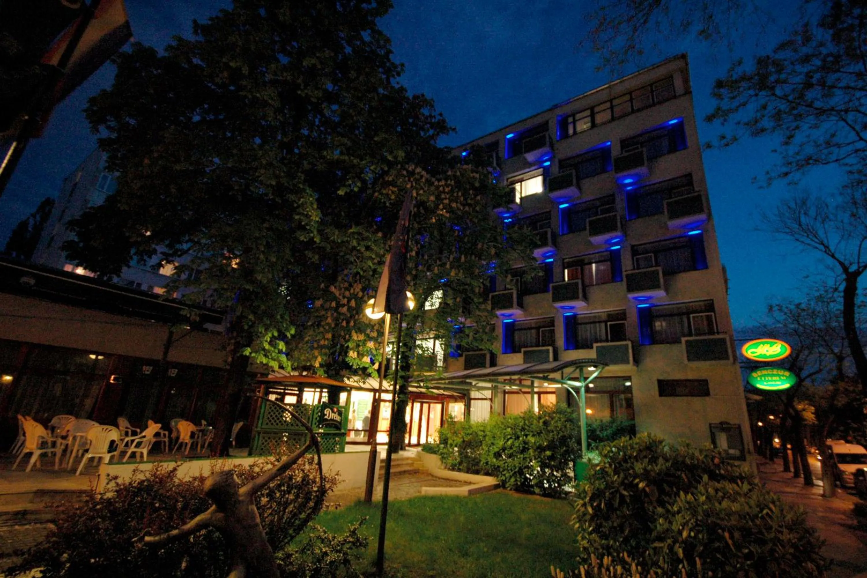 Facade/entrance in Benczur Hotel