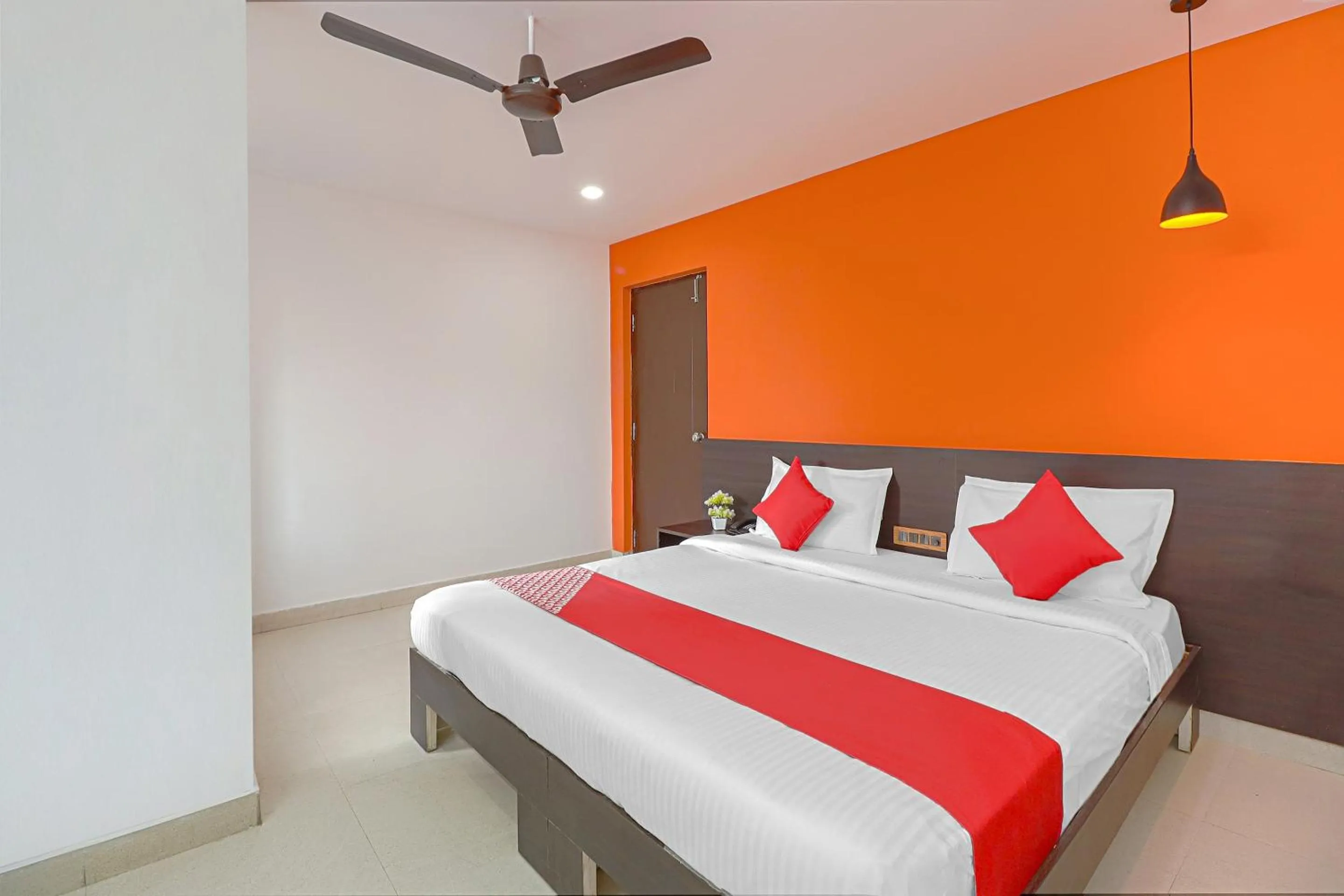 Facade/entrance, Bed in Hotel O Blooms residency