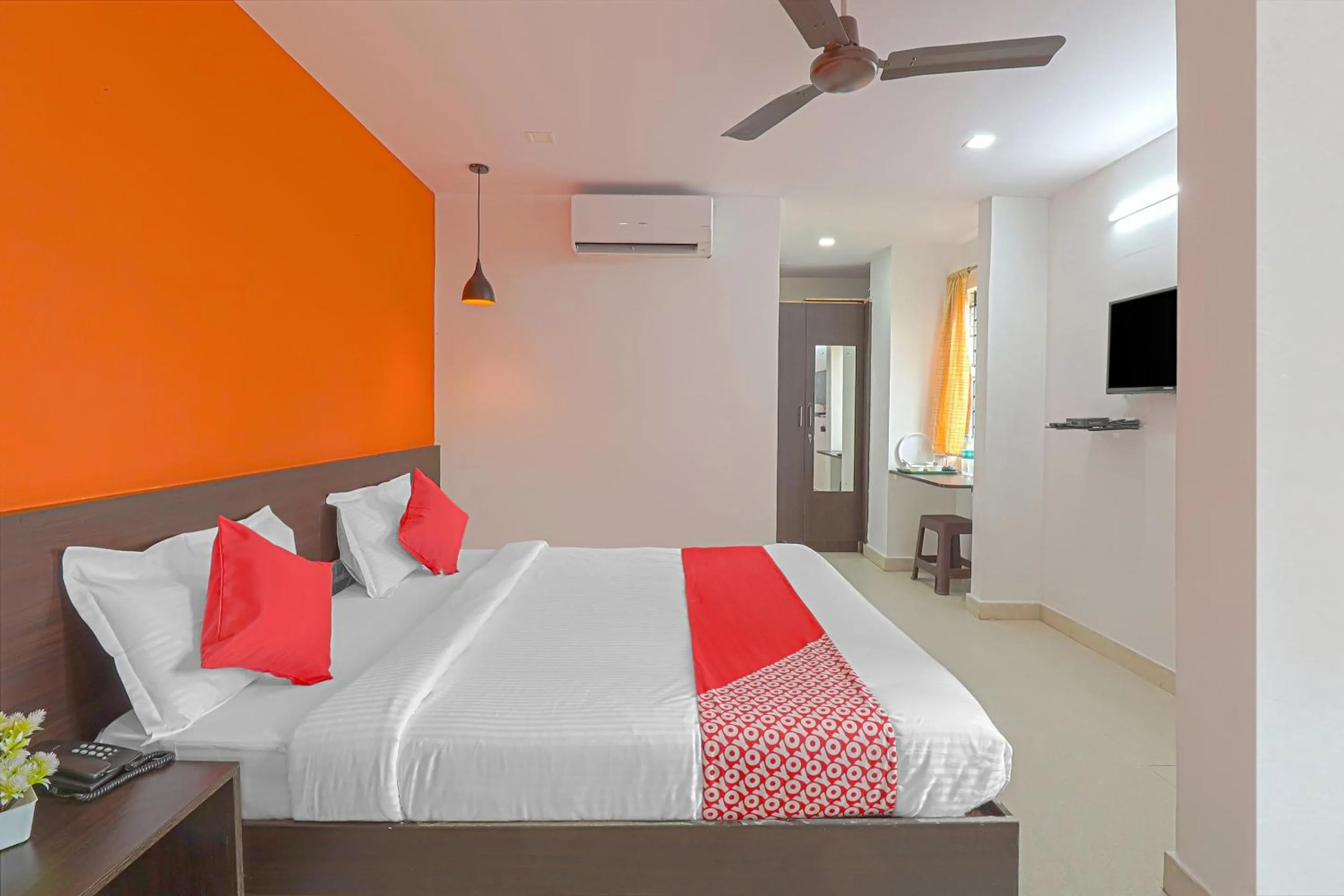 Facade/entrance, Bed in Hotel O Blooms residency