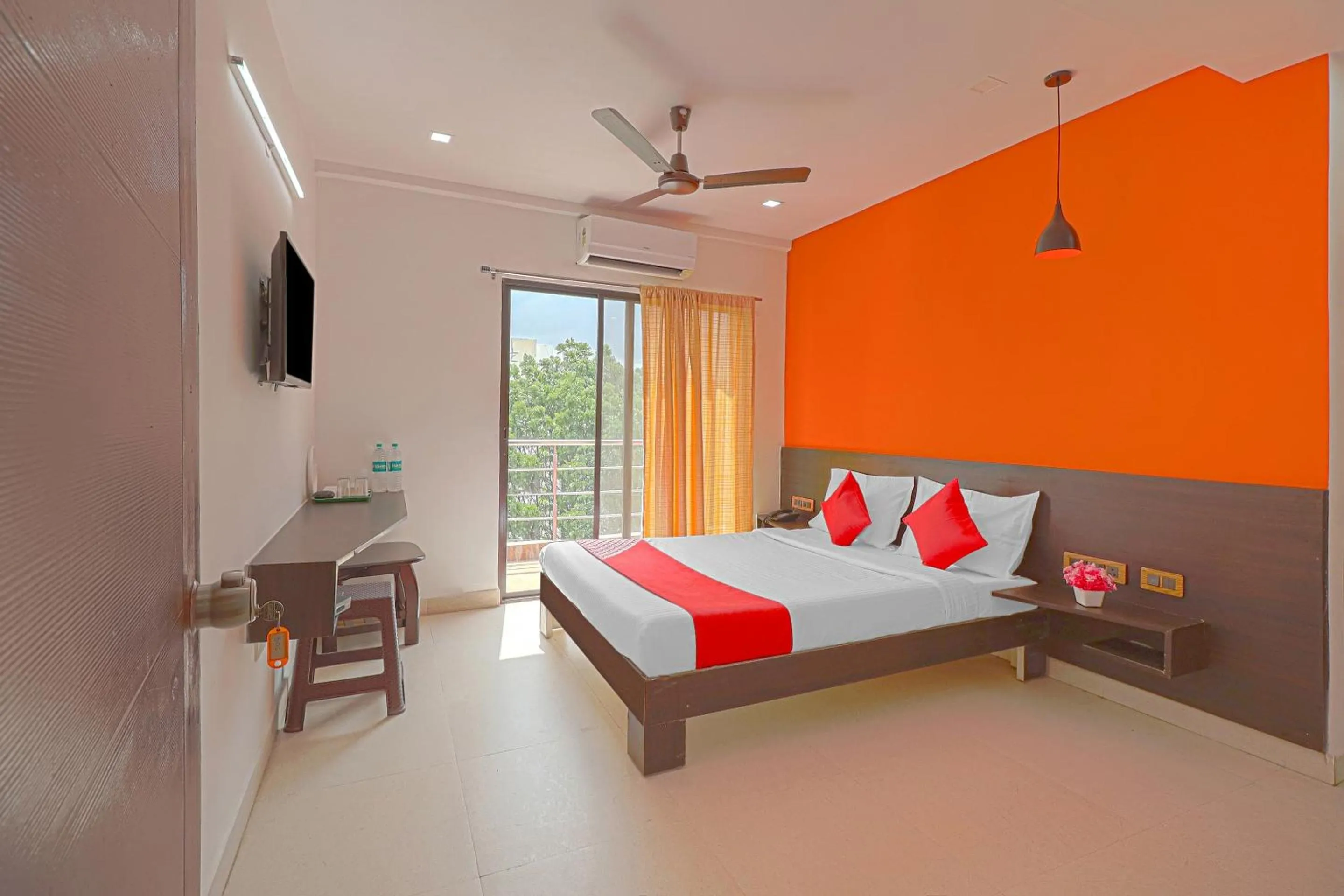 Bedroom, Bed in Hotel O Blooms residency