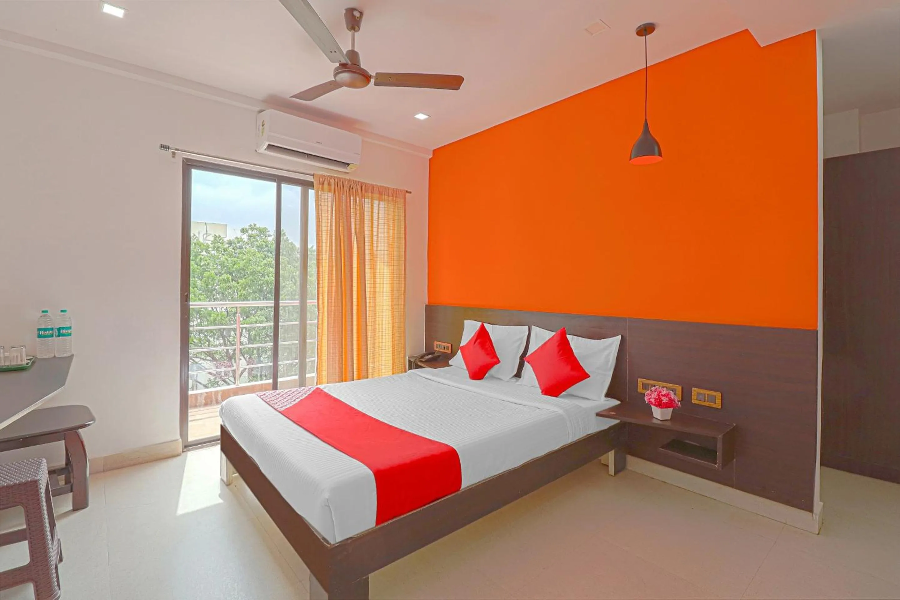 Bedroom, Bed in Hotel O Blooms residency