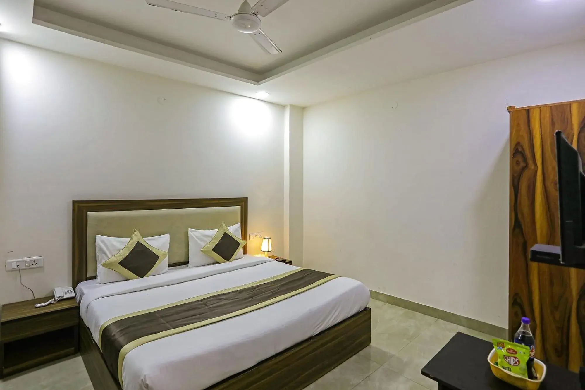 TV and multimedia, Bed in FabHotel White House BNB - Nr Yashobhoomi Convention Centre TV and multimedia, Bed in FabHotel White House BNB - Nr Yashobhoomi Convention Centre