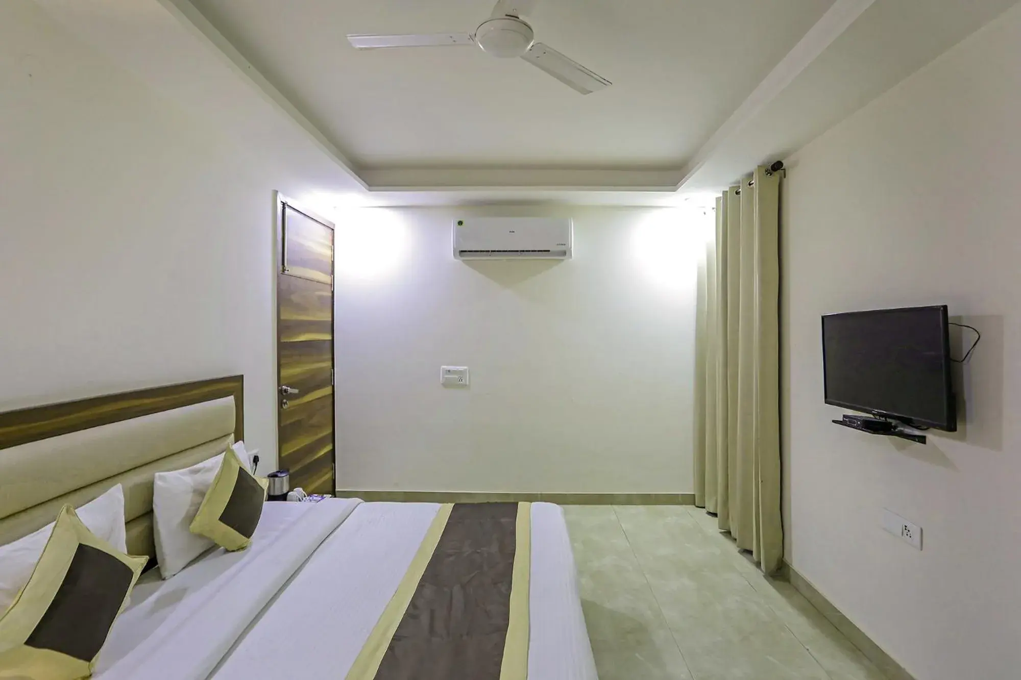 TV and multimedia, Bed in FabHotel White House BNB - Nr Yashobhoomi Convention Centre TV and multimedia, Bed in FabHotel White House BNB - Nr Yashobhoomi Convention Centre