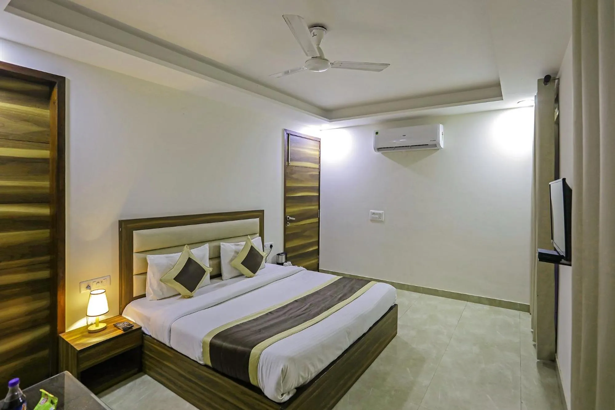 TV and multimedia, Bed in FabHotel White House BNB - Nr Yashobhoomi Convention Centre