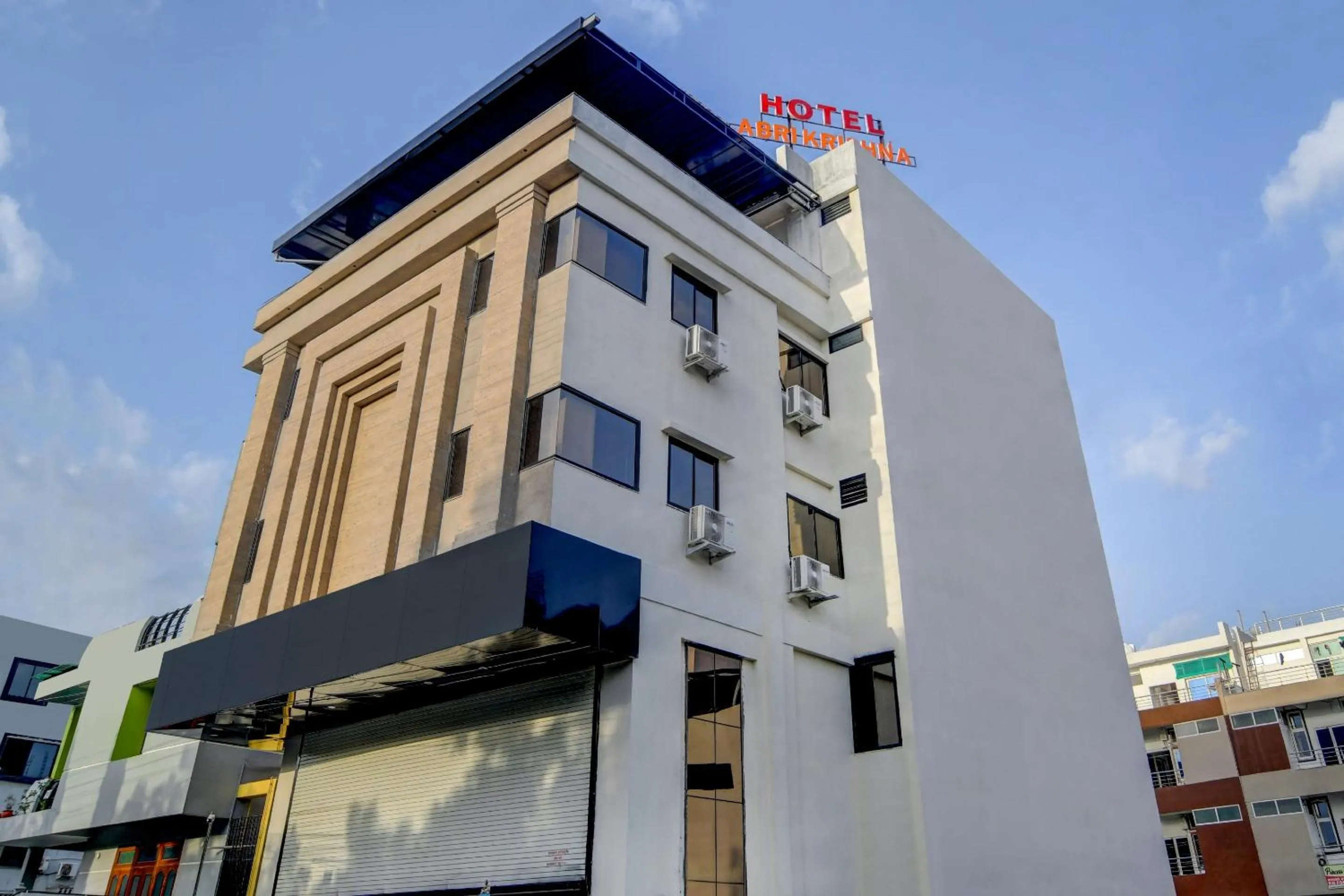 Facade/entrance in Capital O Abri Krishna