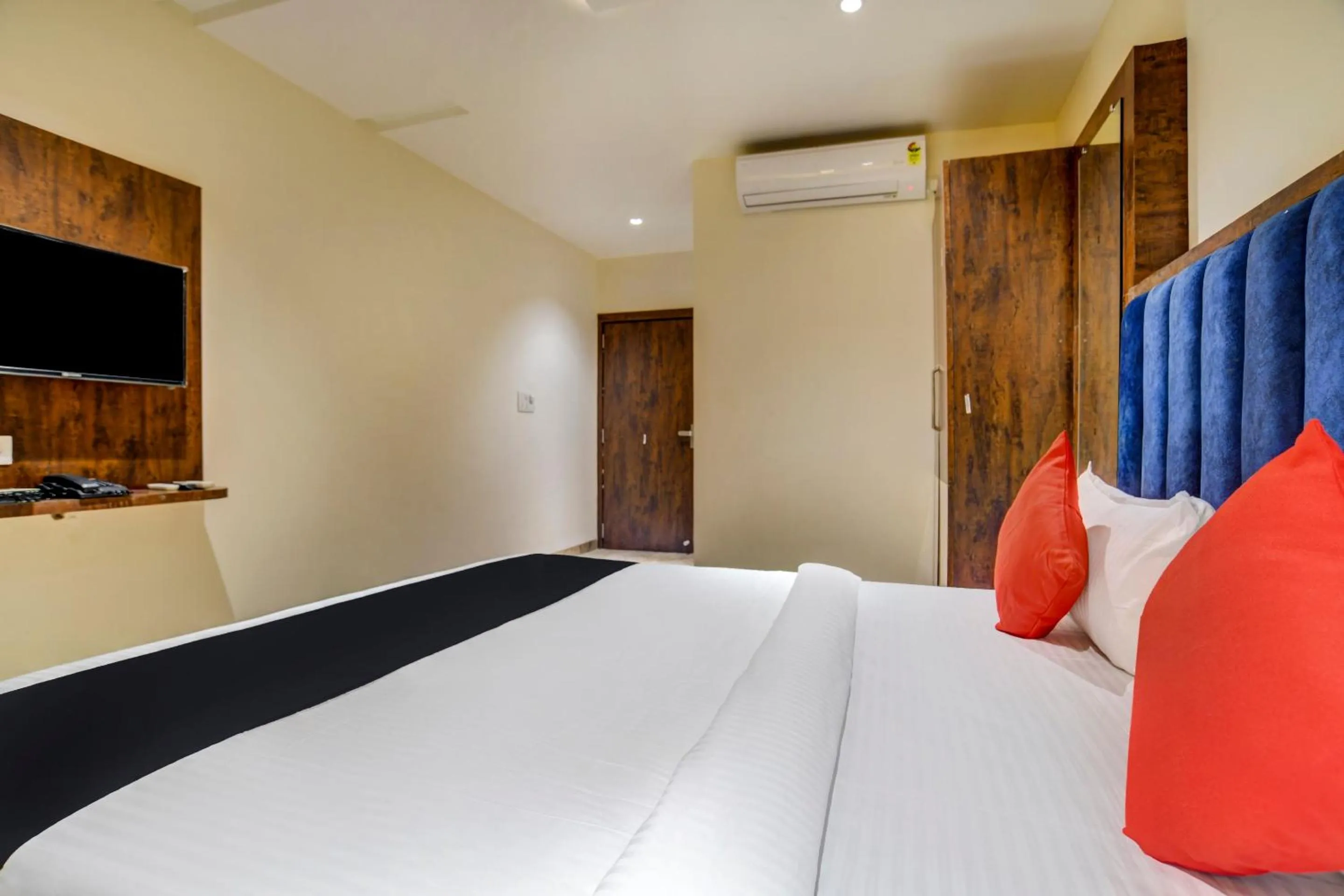 Bathroom, Bed in Capital O Abri Krishna