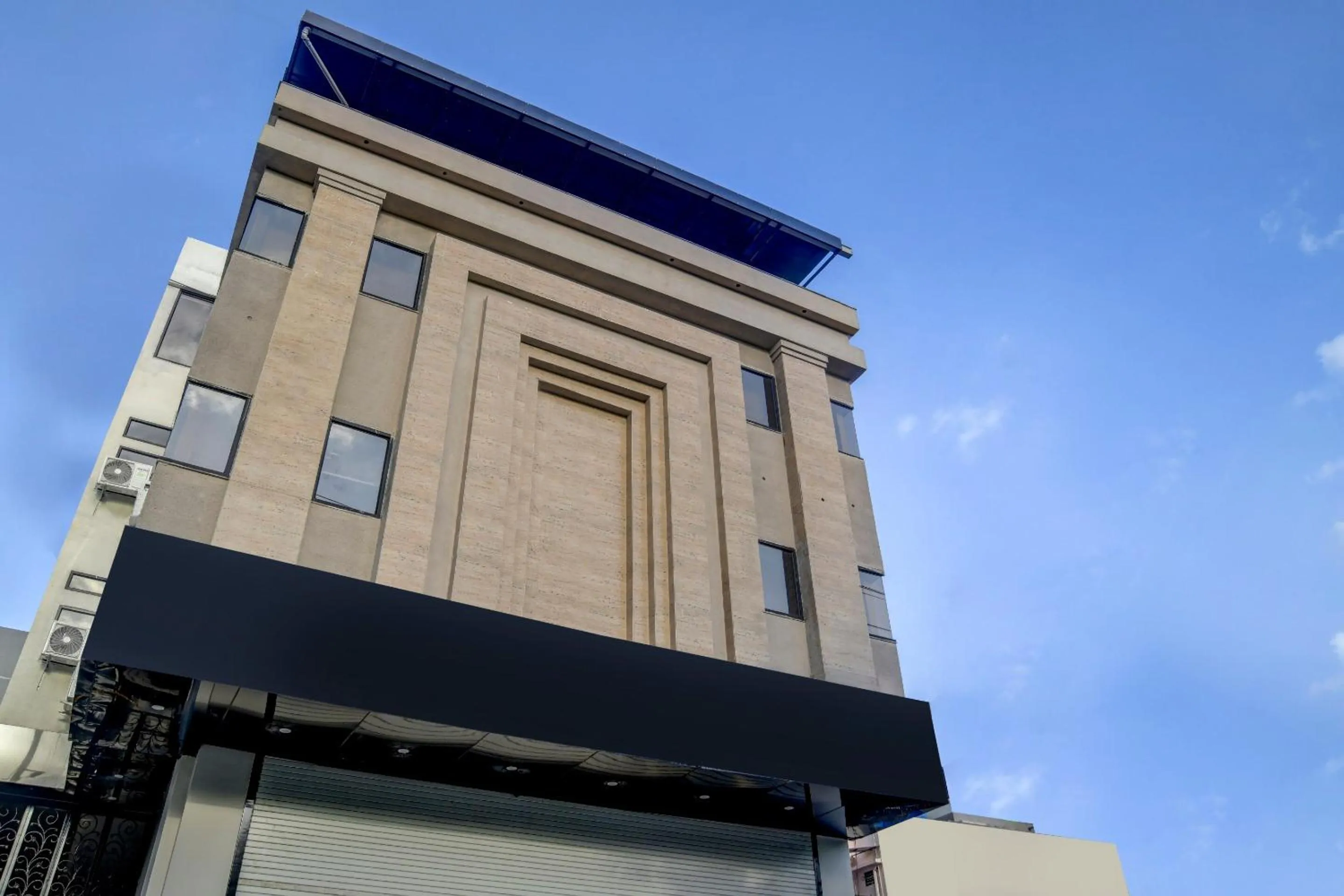 Facade/entrance in Capital O Abri Krishna