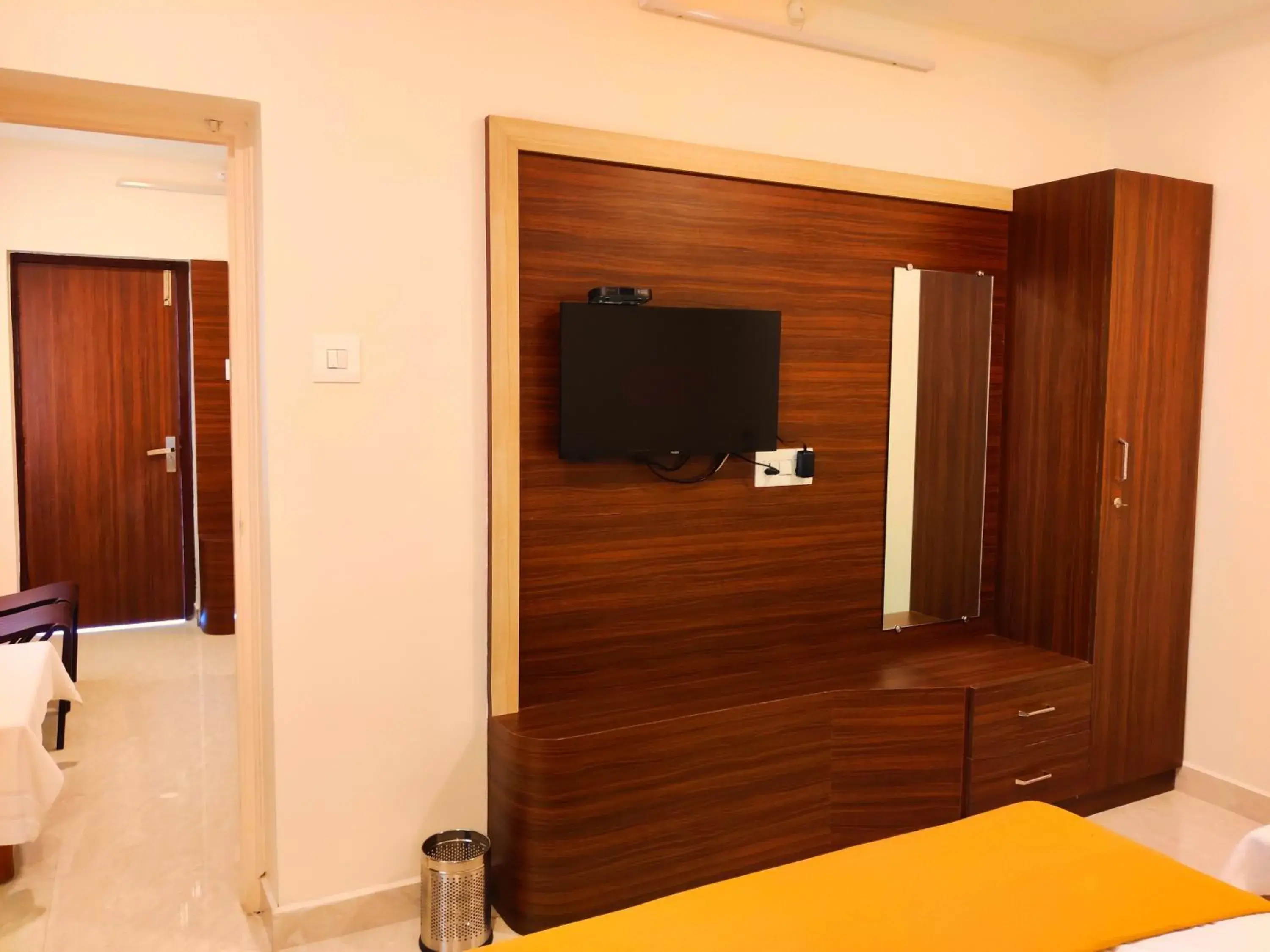 TV and multimedia, Bed in THAAI RESIDENCY TV and multimedia, Bed in THAAI RESIDENCY