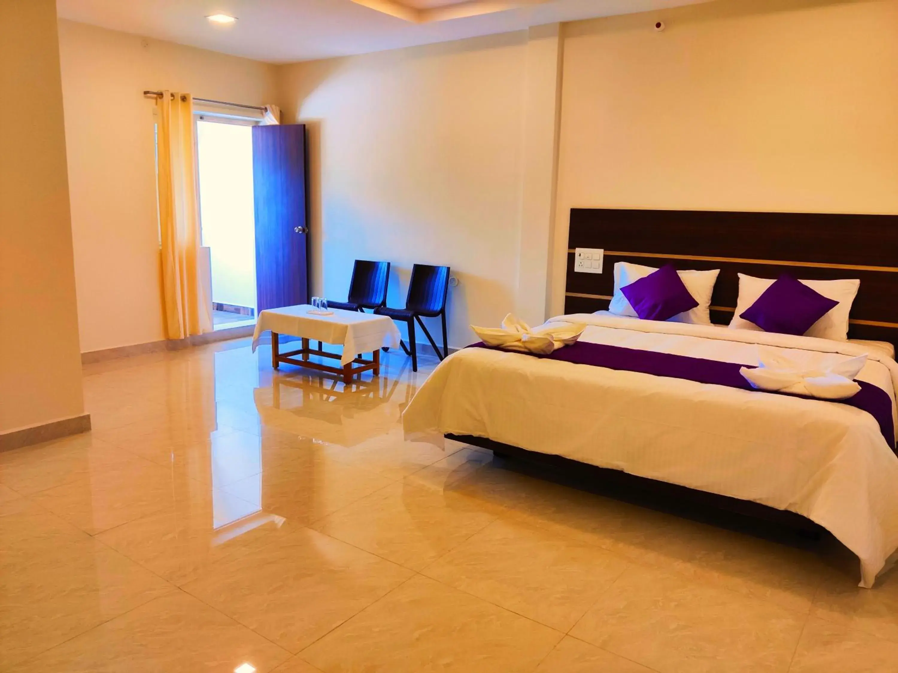 King Room with Balcony in THAAI RESIDENCY King Room with Balcony in THAAI RESIDENCY