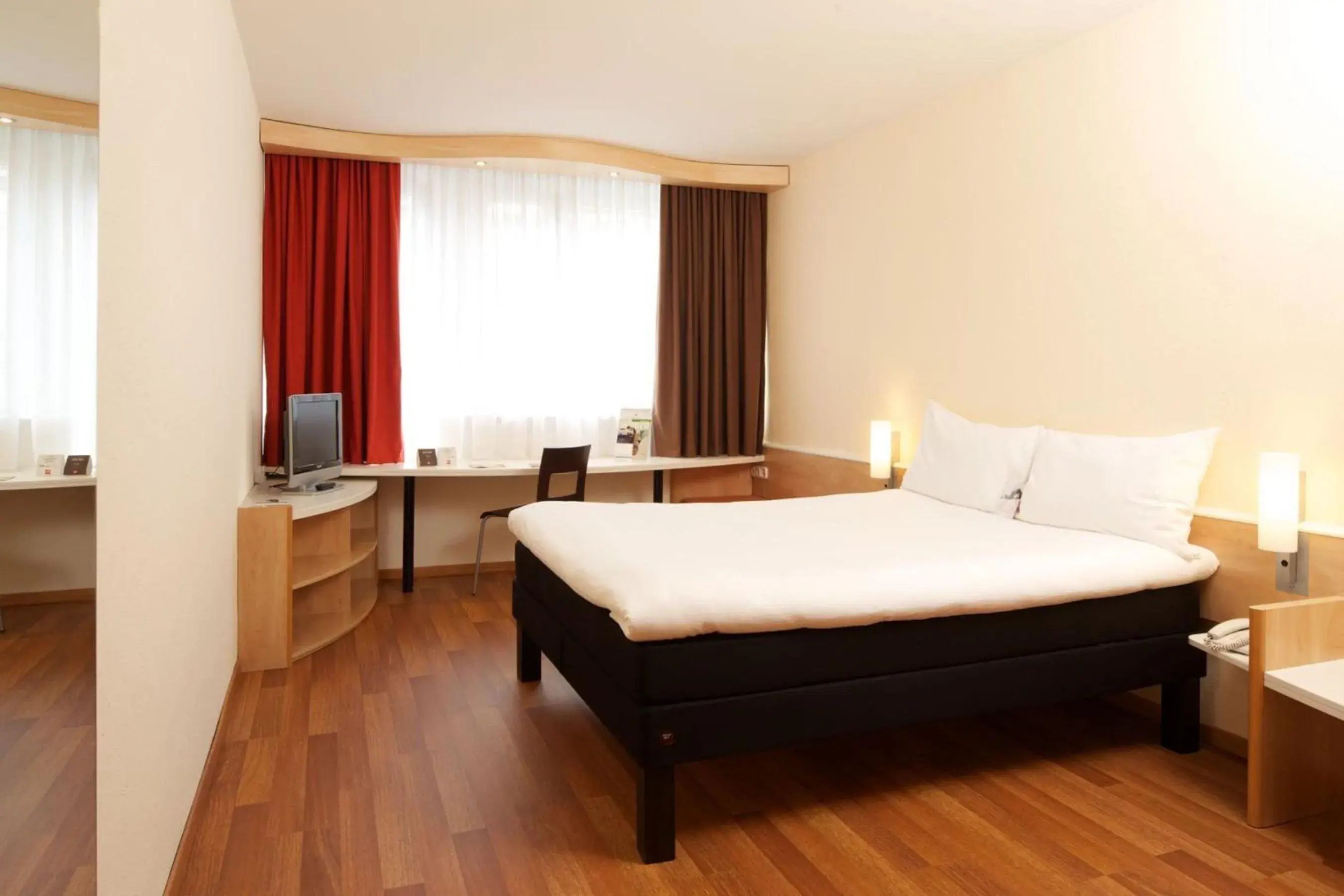 Photo of the whole room, Bed in Ibis Budapest City Photo of the whole room, Bed in Ibis Budapest City