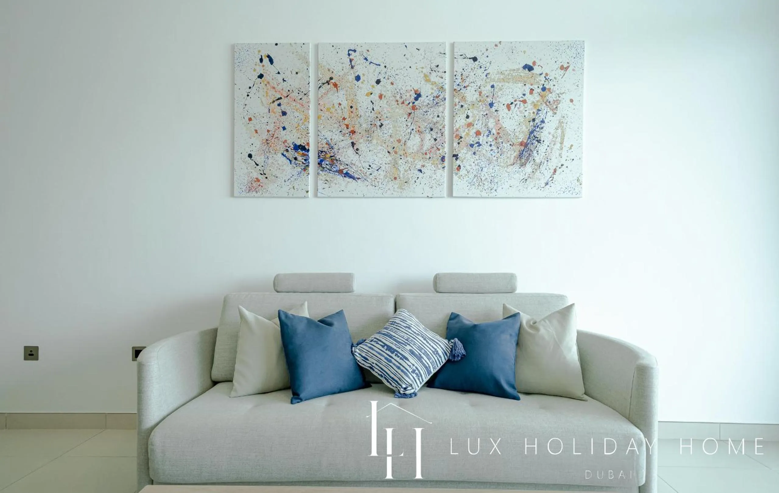 Living room in LUX Opulent Island Suite 6 Burj View