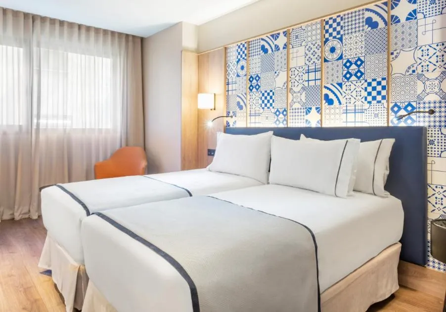 Quiet street view, Bed in Eurostars Guadalquivir