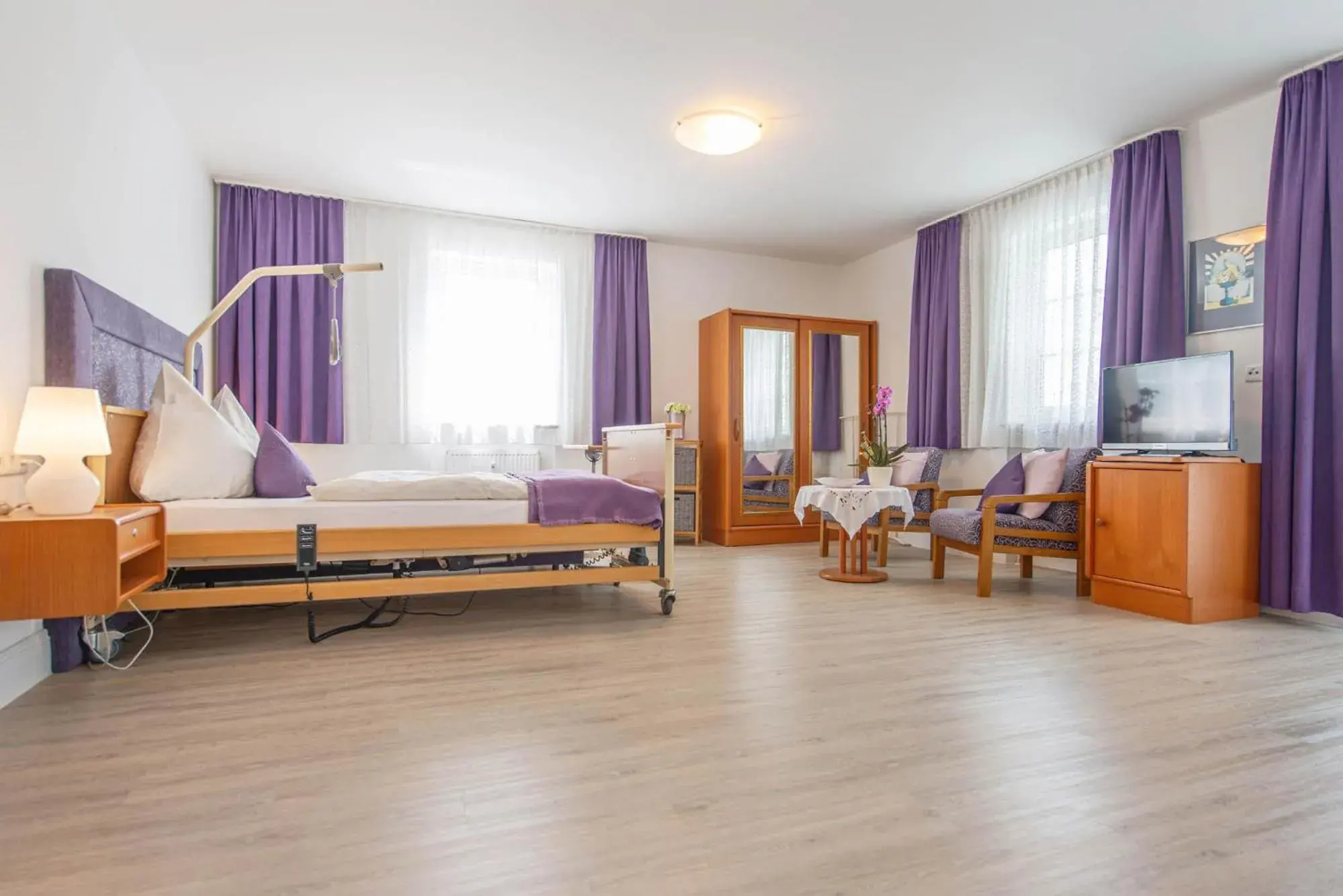 King Room with Roll-In Shower - Disability Access in Hotel Garni Lichtquelle King Room with Roll-In Shower - Disability Access in Hotel Garni Lichtquelle