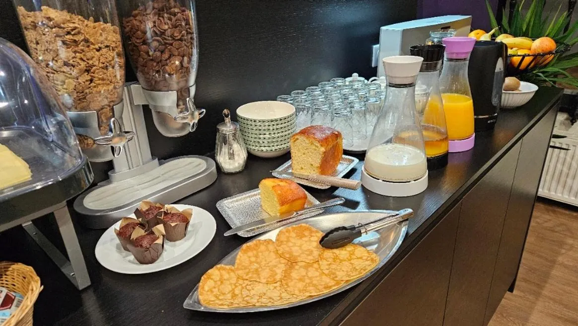 Breakfast in Hôtel Le Rohan Charme et Caractère