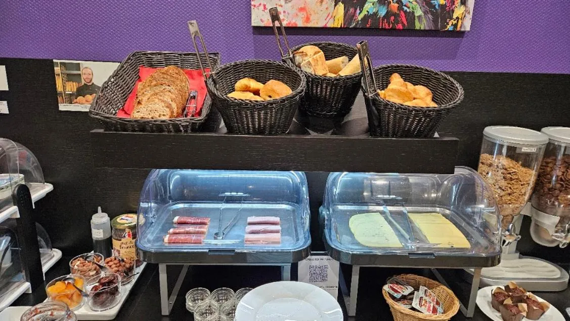 Breakfast in Hôtel Le Rohan Charme et Caractère