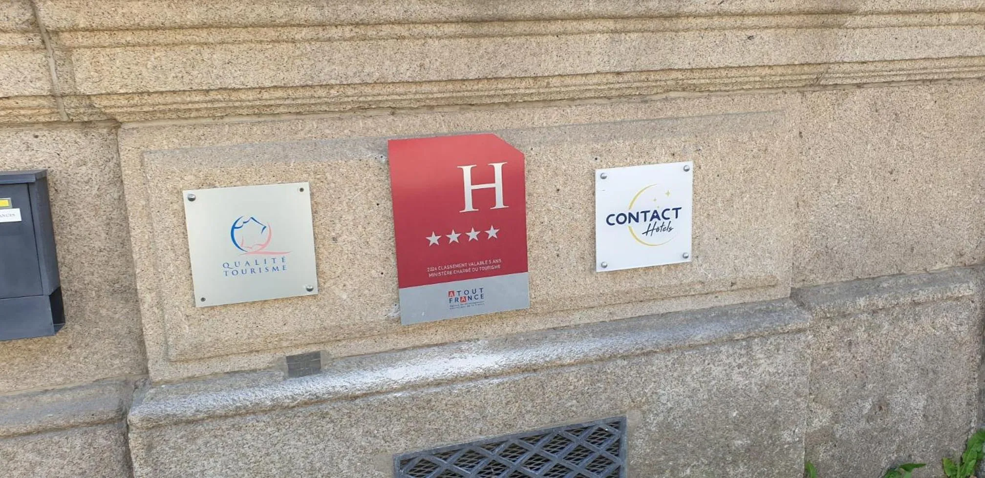 Property building in Hôtel Le Rohan Charme et Caractère