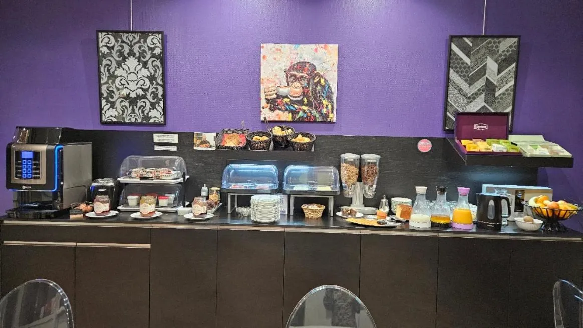 Breakfast in Hôtel Le Rohan Charme et Caractère