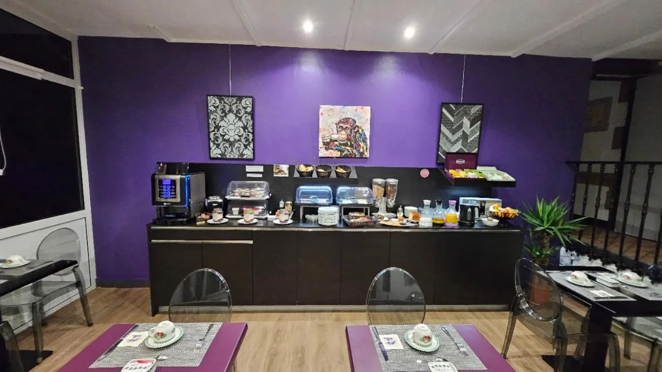 Breakfast in Hôtel Le Rohan Charme et Caractère