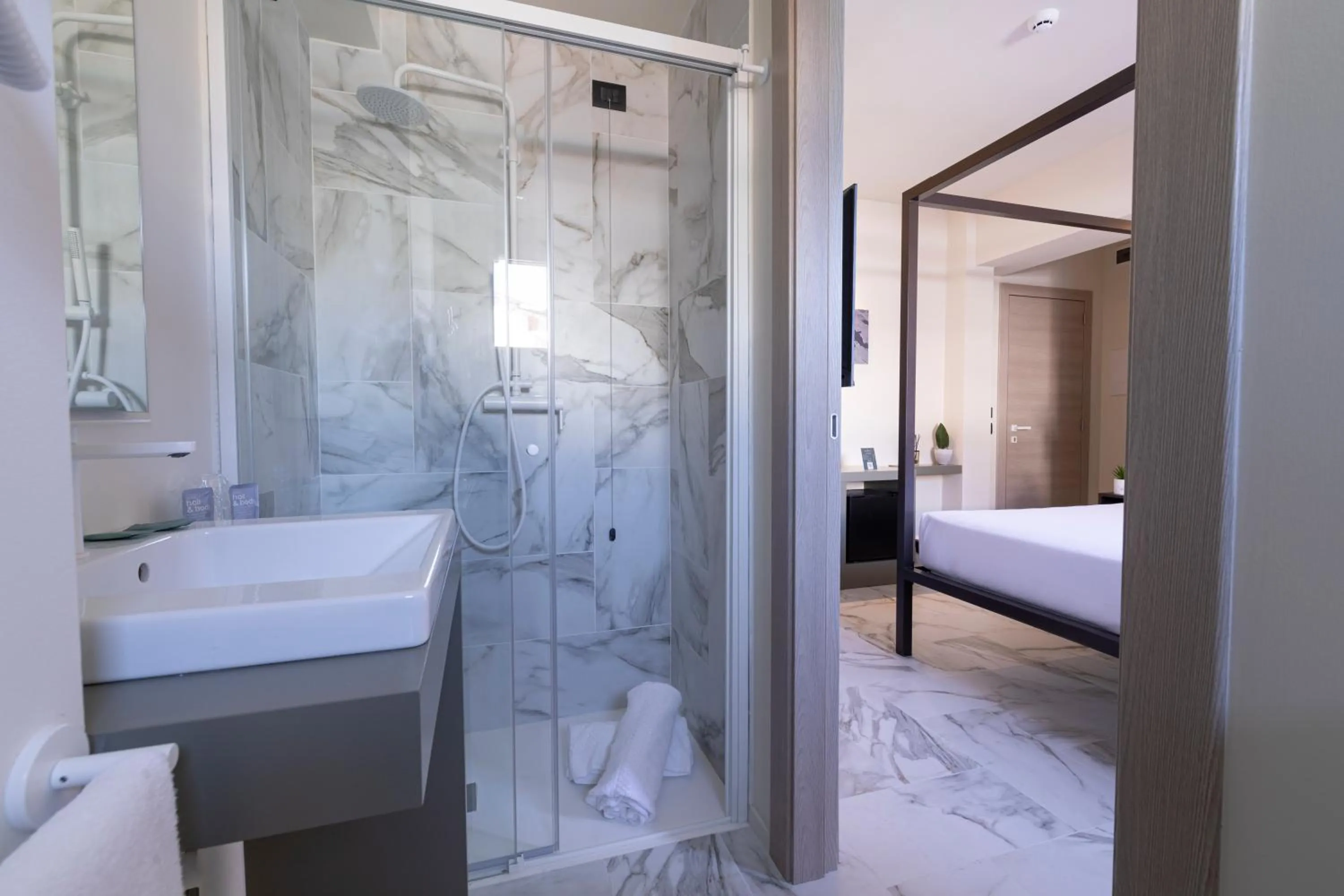 Bathroom, Bed in Pietra Bianca Hotel